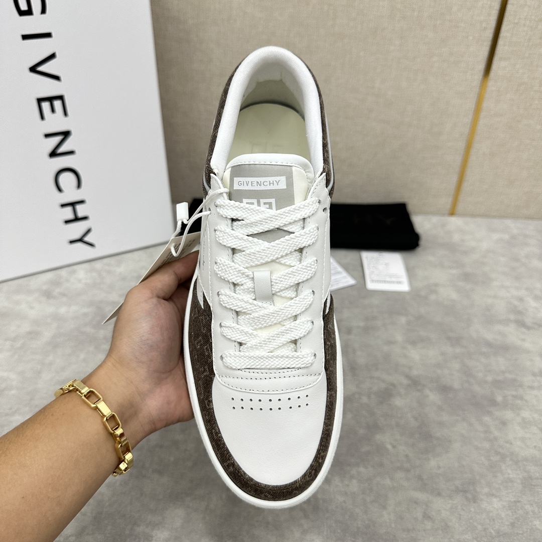 图片[5]-纪梵希  Givenchy       重磅线上首发       全新G MoVE MonclerOGRAM 低帮运动鞋              灵感来源于八十年代的网球鞋简约舒适与运动态度同步  采用进口牛皮拼接撞色 G 字印花牛仔布   鞋头饰以透气冲孔     侧面饰以立体 4G logo 图案     鞋舌与后跟饰以Givenchy  4G LOGO标签    漆皮条拼接点缀增强时尚潮流  后帮加衬增加舒适感      内里小牛皮打造    独立一体牛皮乳胶垫    原版开模橡胶底   轻便舒适 ！  多色可选！标准专柜码数：39～44#      （38.45🉑定做）  拼牛仔布款 P¥760       全皮款P¥800-高仿包包