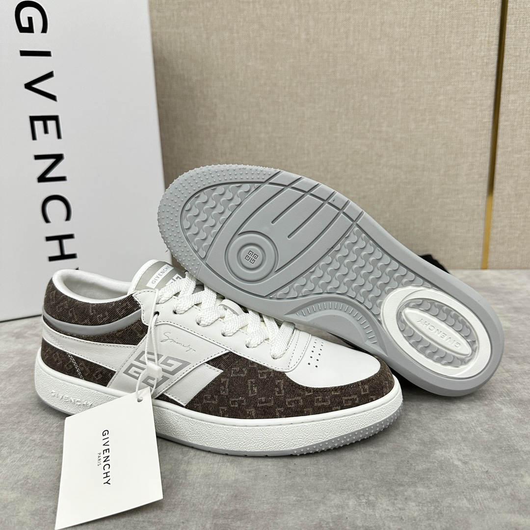 图片[8]-纪梵希  Givenchy       重磅线上首发       全新G MoVE MonclerOGRAM 低帮运动鞋              灵感来源于八十年代的网球鞋简约舒适与运动态度同步  采用进口牛皮拼接撞色 G 字印花牛仔布   鞋头饰以透气冲孔     侧面饰以立体 4G logo 图案     鞋舌与后跟饰以Givenchy  4G LOGO标签    漆皮条拼接点缀增强时尚潮流  后帮加衬增加舒适感      内里小牛皮打造    独立一体牛皮乳胶垫    原版开模橡胶底   轻便舒适 ！  多色可选！标准专柜码数：39～44#      （38.45🉑定做）  拼牛仔布款 P¥760       全皮款P¥800-高仿包包