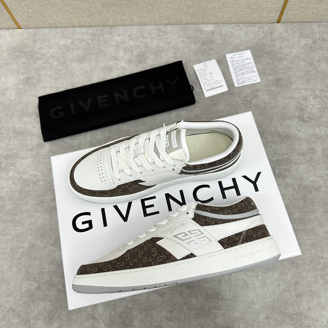 图片[3]-纪梵希  Givenchy       重磅线上首发       全新G MoVE MonclerOGRAM 低帮运动鞋              灵感来源于八十年代的网球鞋简约舒适与运动态度同步  采用进口牛皮拼接撞色 G 字印花牛仔布   鞋头饰以透气冲孔     侧面饰以立体 4G logo 图案     鞋舌与后跟饰以Givenchy  4G LOGO标签    漆皮条拼接点缀增强时尚潮流  后帮加衬增加舒适感      内里小牛皮打造    独立一体牛皮乳胶垫    原版开模橡胶底   轻便舒适 ！  多色可选！标准专柜码数：39～44#      （38.45🉑定做）  拼牛仔布款 P¥760       全皮款P¥800-高仿包包