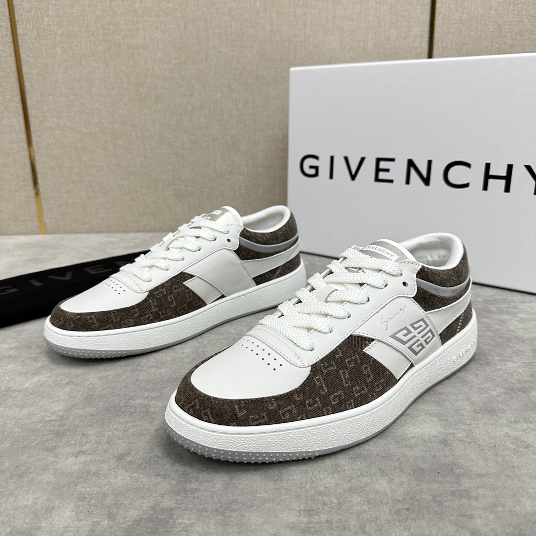 图片[6]-纪梵希  Givenchy       重磅线上首发       全新G MoVE MonclerOGRAM 低帮运动鞋              灵感来源于八十年代的网球鞋简约舒适与运动态度同步  采用进口牛皮拼接撞色 G 字印花牛仔布   鞋头饰以透气冲孔     侧面饰以立体 4G logo 图案     鞋舌与后跟饰以Givenchy  4G LOGO标签    漆皮条拼接点缀增强时尚潮流  后帮加衬增加舒适感      内里小牛皮打造    独立一体牛皮乳胶垫    原版开模橡胶底   轻便舒适 ！  多色可选！标准专柜码数：39～44#      （38.45🉑定做）  拼牛仔布款 P¥760       全皮款P¥800-高仿包包