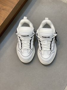 P920
  Dior迪奥 Chrono系列厚底网面拼色跑鞋老爹鞋休闲运动鞋系列〰
原版购入开发做货！这DiorChrono运动鞋采用白色和黑色网眼织物搭配皮革效果镶片两侧的CD标志、鞋舌上的星星补丁和鞋跟的 Dior 标志诸多细节彰显格调双色鞋带轻盈鞋底搭配星星装饰可全年打造休闲造型与各式休闲或优雅单品相得益彰
♺鞋面：原版进口头层牛皮+网面
♺内里：原版定制透气内里
♺大底：原版开模Tpr超轻超软大底-高仿包包