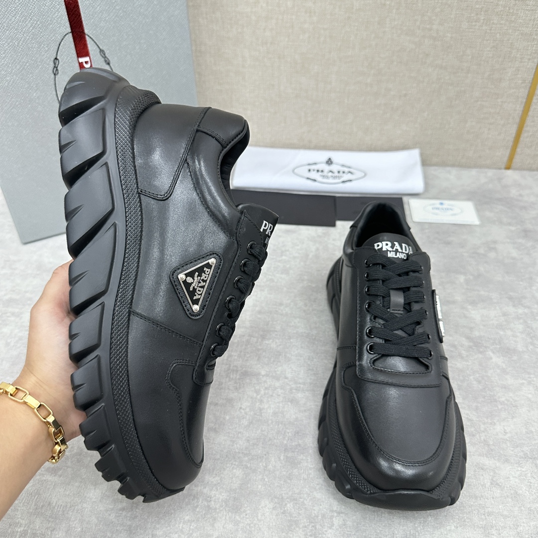 Prada men's leather dad shoes thick casual sneakers imported Napa calf leather splicing lychee grain leather upper fashion color design leather texture soft and delicate details can be seen Lace-up design Side of the classic triangular triangle triangle label ▶️ logo logo on the tongue and heel Simple atmosphere Calfskin cushioning foot Lining full calf sports shape with tire pattern rubber lightweight thick sole Comfortable and perfect Multi-color available in the original box Packed with original box and dust bag! Standard counter size: 39 ~ 44# (38.45 🉑 customized) P ¥ 800-High replica handbags