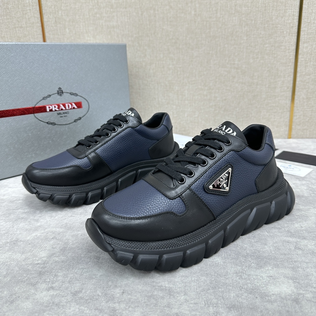 图片[6]-P家新品  Prada Prada普拉达 男士皮革老爹鞋厚底休闲运动鞋   采用进口纳帕小牛皮拼接荔枝纹皮革鞋面 时尚撞色设计皮质质感柔软细腻  细节看得见  系带设计 侧面经典三角形 三角标▶️徽章 鞋舌及后跟饰有logo徽标 简单大气  小牛皮垫脚  内里全小牛 运动版型 搭配轮胎纹橡胶轻质厚底  舒适度简直完美   多色发售 配原盒包装防尘袋！！！


标准专柜码数：39～44#    （38.45🉑定做） P¥800-高仿包包