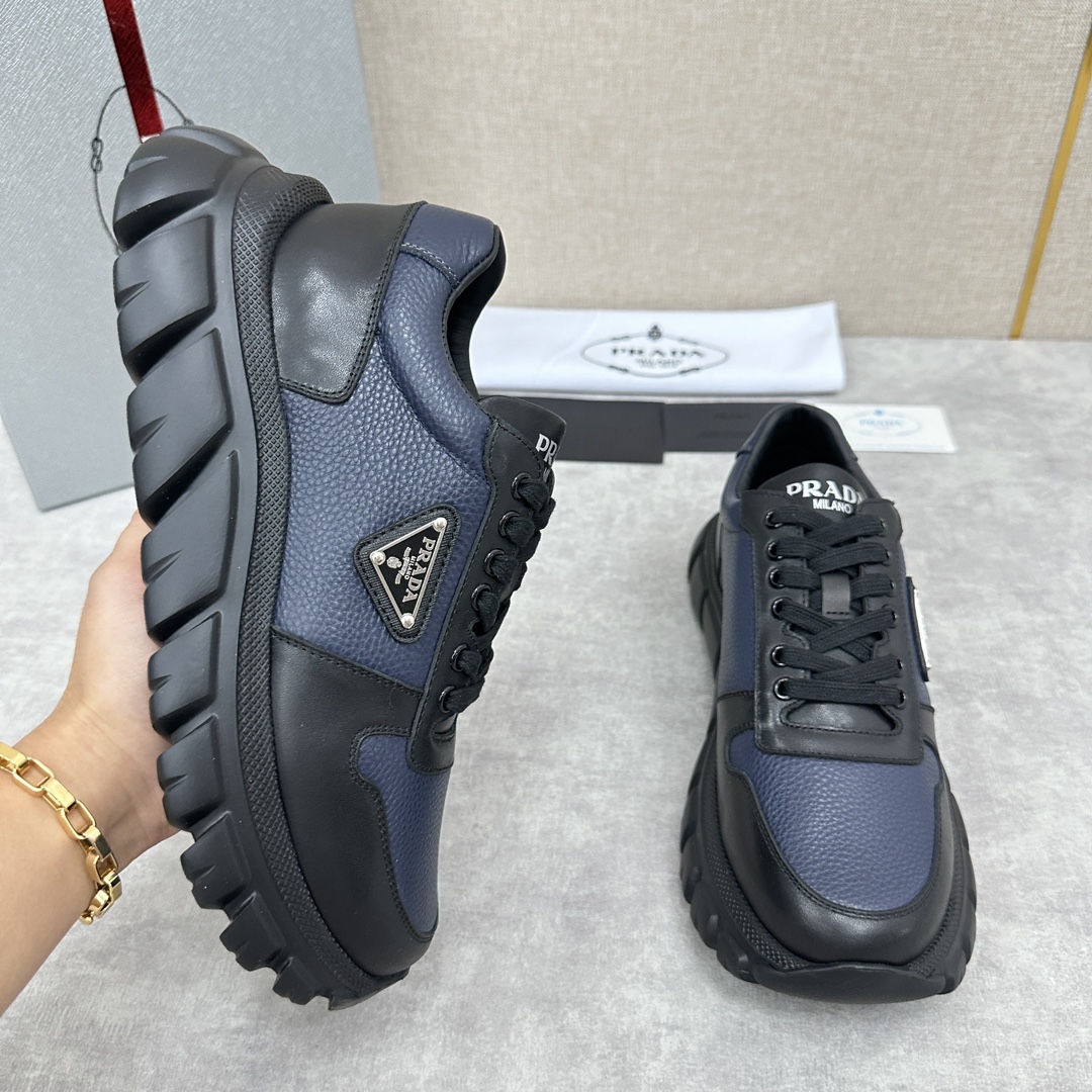图片[4]-P家新品  Prada Prada普拉达 男士皮革老爹鞋厚底休闲运动鞋   采用进口纳帕小牛皮拼接荔枝纹皮革鞋面 时尚撞色设计皮质质感柔软细腻  细节看得见  系带设计 侧面经典三角形 三角标▶️徽章 鞋舌及后跟饰有logo徽标 简单大气  小牛皮垫脚  内里全小牛 运动版型 搭配轮胎纹橡胶轻质厚底  舒适度简直完美   多色发售 配原盒包装防尘袋！！！


标准专柜码数：39～44#    （38.45🉑定做） P¥800-高仿包包