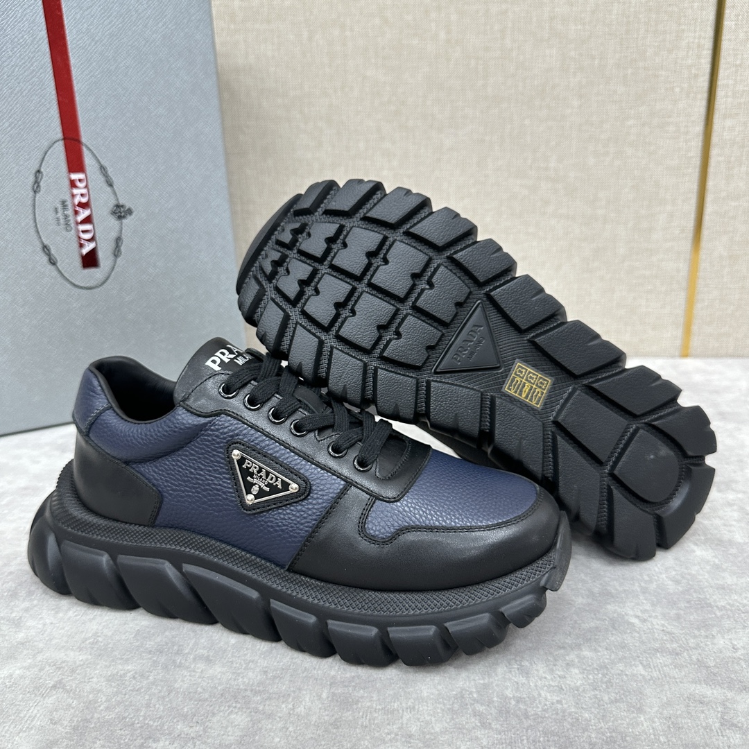 图片[8]-P家新品  Prada Prada普拉达 男士皮革老爹鞋厚底休闲运动鞋   采用进口纳帕小牛皮拼接荔枝纹皮革鞋面 时尚撞色设计皮质质感柔软细腻  细节看得见  系带设计 侧面经典三角形 三角标▶️徽章 鞋舌及后跟饰有logo徽标 简单大气  小牛皮垫脚  内里全小牛 运动版型 搭配轮胎纹橡胶轻质厚底  舒适度简直完美   多色发售 配原盒包装防尘袋！！！


标准专柜码数：39～44#    （38.45🉑定做） P¥800-高仿包包