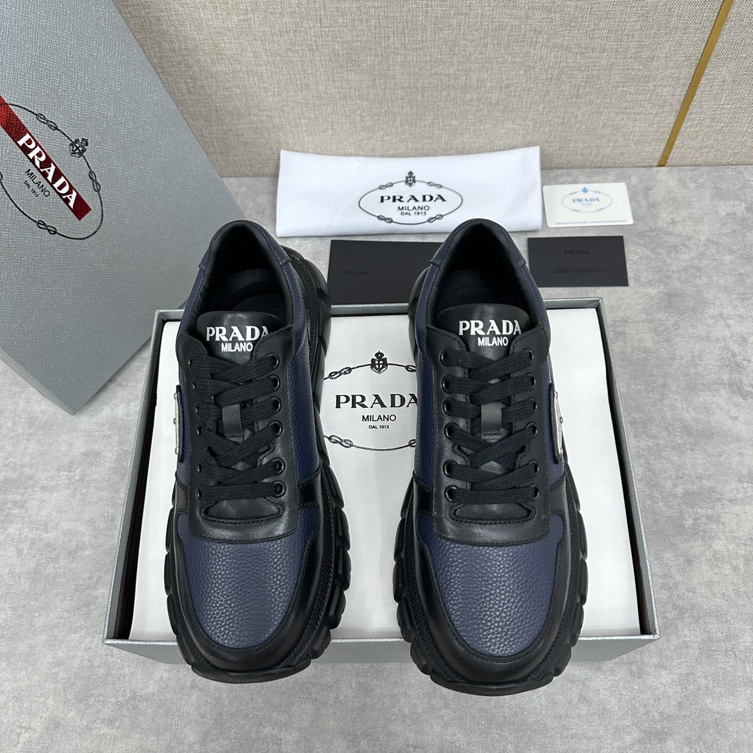 P家新品  Prada Prada普拉达 男士皮革老爹鞋厚底休闲运动鞋   采用进口纳帕小牛皮拼接荔枝纹皮革鞋面 时尚撞色设计皮质质感柔软细腻  细节看得见  系带设计 侧面经典三角形 三角标▶️徽章 鞋舌及后跟饰有logo徽标 简单大气  小牛皮垫脚  内里全小牛 运动版型 搭配轮胎纹橡胶轻质厚底  舒适度简直完美   多色发售 配原盒包装防尘袋！！！


标准专柜码数：39～44#    （38.45🉑定做） P¥800-高仿包包