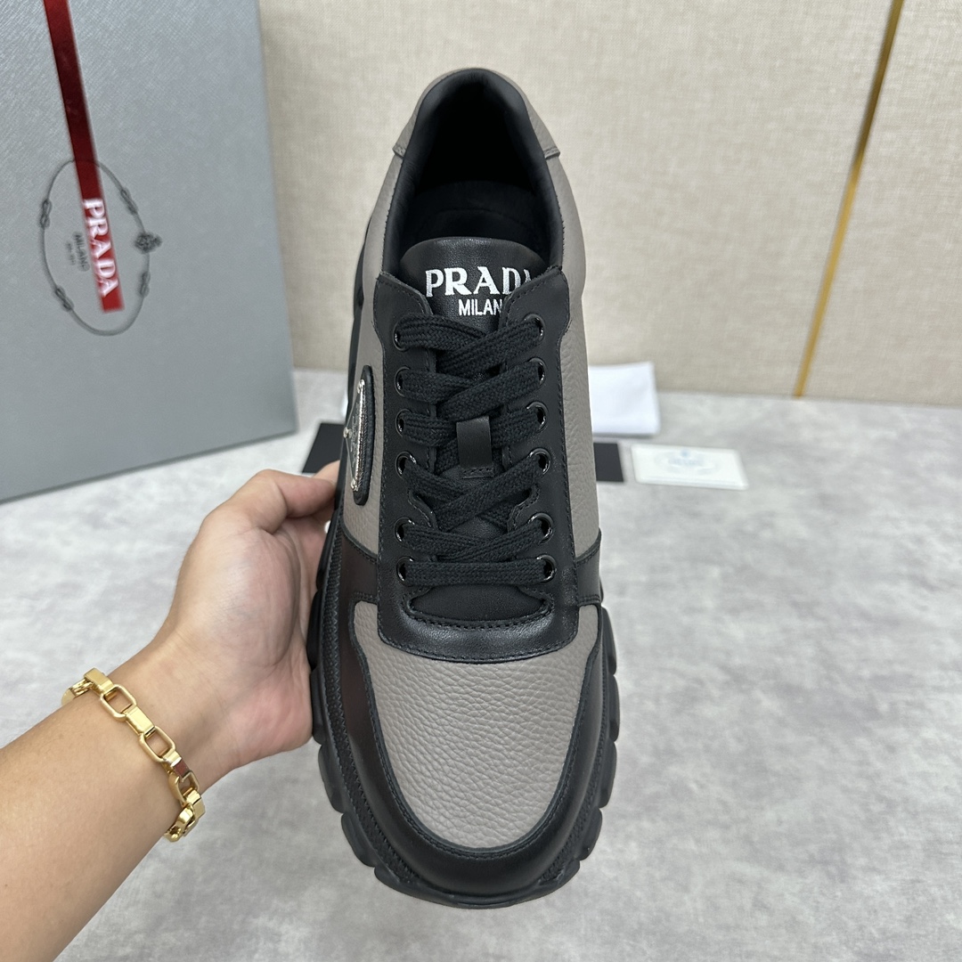💋💍P's new Prada Prada men's leather pops thick casual sneakers imported nappa calf leather spliced lychee grain leather uppers fashionable color clash design leather texture soft and delicate details can be seen Lace-up design side classic triangular triangle triangle label ▶️ logo logo logo on the tongue and the heel Simple atmospheric calfskin cushioning lining full calf sports The shape with tire pattern rubber lightweight thick sole Comfort is perfect Multi-color on sale With the original box packaging dust bag!Standard counter size: 39-44# (38.45🉑 customized) P¥800