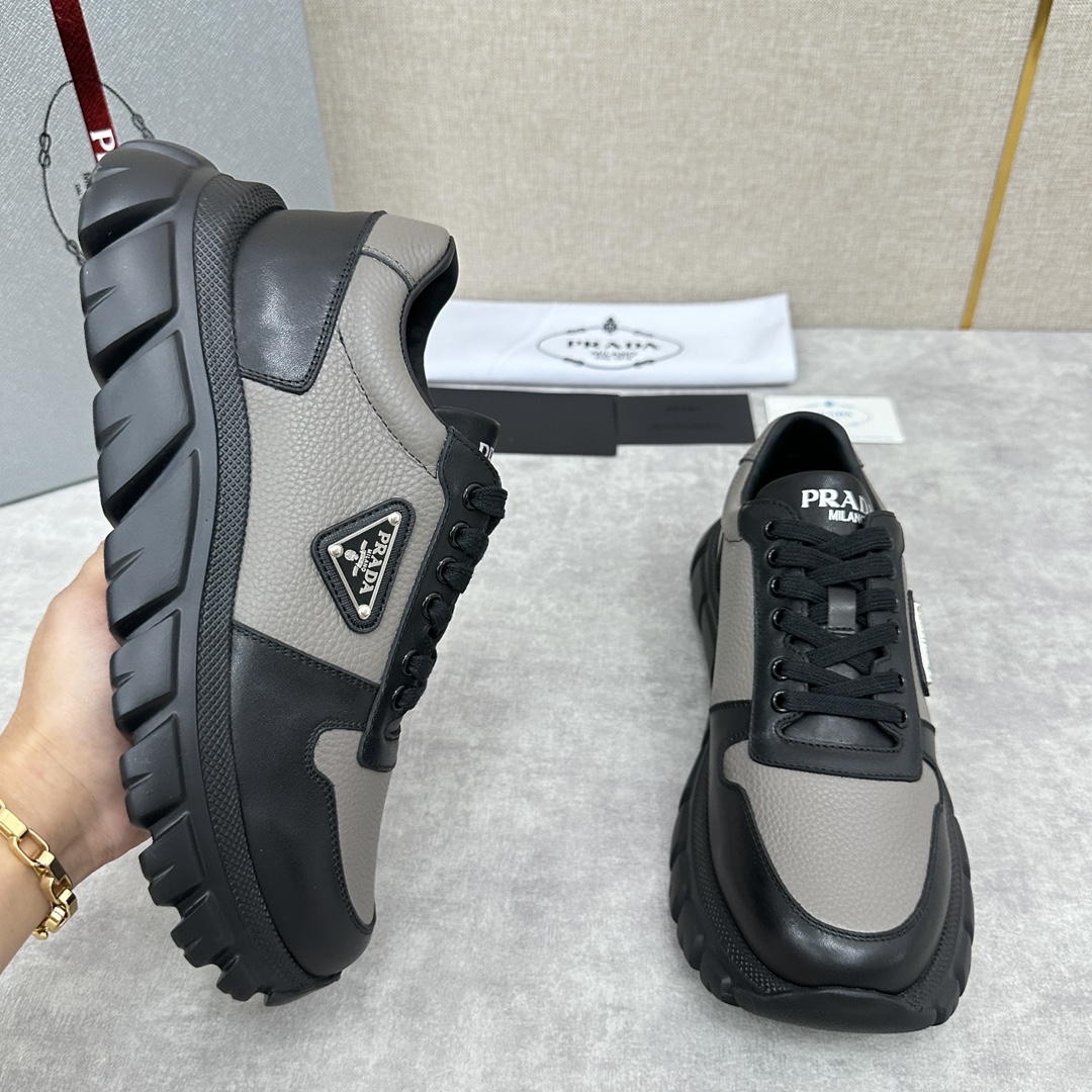 💋💍P's new Prada Prada men's leather pops thick casual sneakers imported nappa calf leather spliced lychee grain leather uppers fashionable color clash design leather texture soft and delicate details can be seen Lace-up design side classic triangular triangle triangle label ▶️ logo logo logo on the tongue and the heel Simple atmospheric calfskin cushioning lining full calf sports The shape with tire pattern rubber lightweight thick sole Comfort is perfect Multi-color on sale With the original box packaging dust bag!Standard counter size: 39-44# (38.45🉑 customized) P¥800