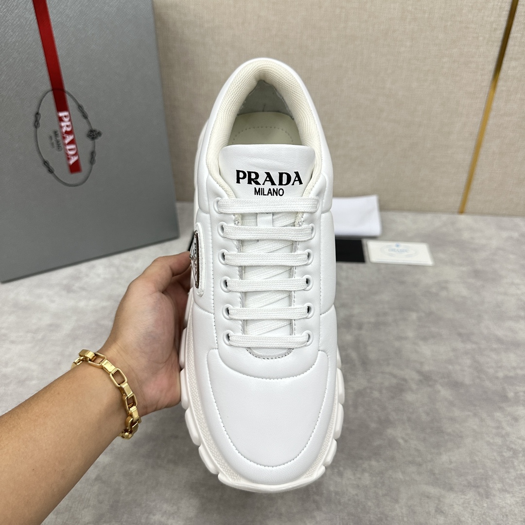 💋💍P's new Prada Prada men's leather loafers 🍞 dad shoes style casual sneakers imported nappa calf leather laminated sponge leather uppers the current popular style design leather texture is soft and delicate details can be seen Lace-up design side of the classic triangular triangle triangle label ▶️ logo logo logo on the tongue and heel Simple and elegant Calfskin padded footbed Full calf leather lining Sporty fit Lightweight and thick sole with tire pattern rubber Comfort is perfect Available in many colors Comes in original box with dust bag!Standard counter size: 39-44# (38.45🉑 customized) P¥800