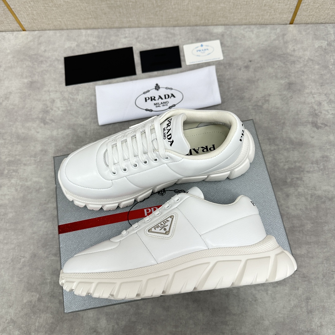 💋💍P's new Prada Prada men's leather loafers 🍞 dad shoes style casual sneakers imported nappa calf leather laminated sponge leather uppers the current popular style design leather texture is soft and delicate details can be seen Lace-up design side of the classic triangular triangle triangle label ▶️ logo logo logo on the tongue and heel Simple and elegant Calfskin padded footbed Full calf leather lining Sporty fit Lightweight and thick sole with tire pattern rubber Comfort is perfect Available in many colors Comes in original box with dust bag!Standard counter size: 39-44# (38.45🉑 customized) P¥800