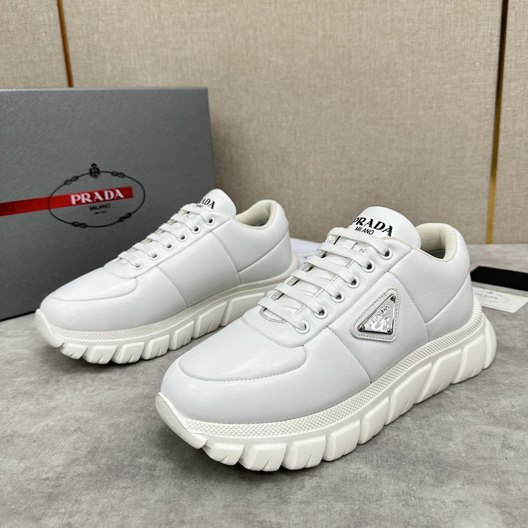 💋💍P's new Prada Prada men's leather loafers 🍞 dad shoes style casual sneakers imported nappa calf leather laminated sponge leather uppers the current popular style design leather texture is soft and delicate details can be seen Lace-up design side of the classic triangular triangle triangle label ▶️ logo logo logo on the tongue and heel Simple and elegant Calfskin padded footbed Full calf leather lining Sporty fit Lightweight and thick sole with tire pattern rubber Comfort is perfect Available in many colors Comes in original box with dust bag!Standard counter size: 39-44# (38.45🉑 customized) P¥800