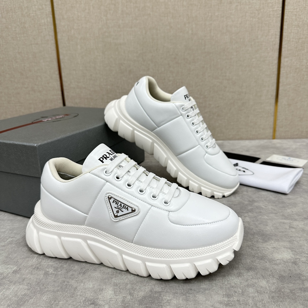💋💍P's new Prada Prada men's leather loafers 🍞 dad shoes style casual sneakers imported nappa calf leather laminated sponge leather uppers the current popular style design leather texture is soft and delicate details can be seen Lace-up design side of the classic triangular triangle triangle label ▶️ logo logo logo on the tongue and heel Simple and elegant Calfskin padded footbed Full calf leather lining Sporty fit Lightweight and thick sole with tire pattern rubber Comfort is perfect Available in many colors Comes in original box with dust bag!Standard counter size: 39-44# (38.45🉑 customized) P¥800
