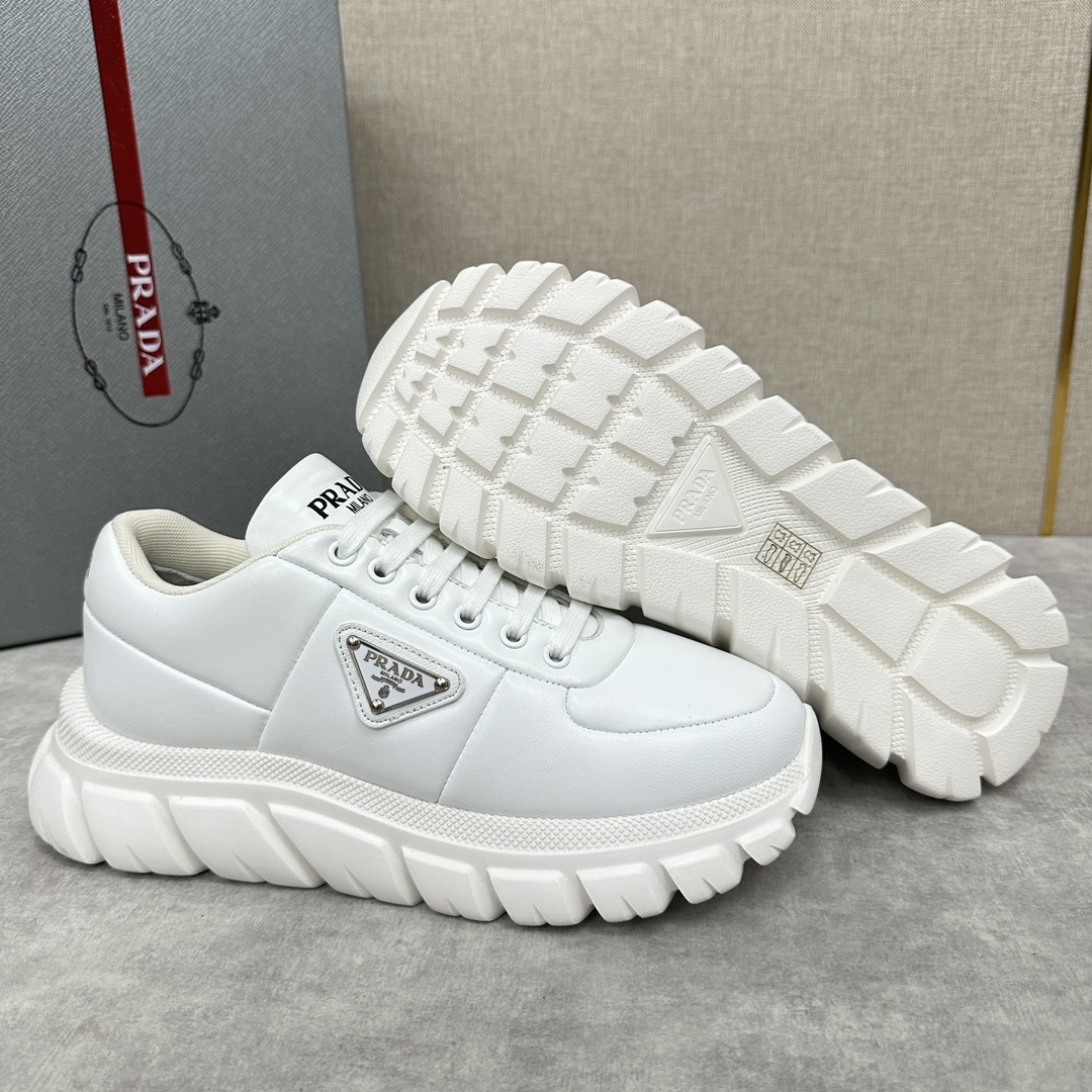 💋💍P's new Prada Prada men's leather loafers 🍞 dad shoes style casual sneakers imported nappa calf leather laminated sponge leather uppers the current popular style design leather texture is soft and delicate details can be seen Lace-up design side of the classic triangular triangle triangle label ▶️ logo logo logo on the tongue and heel Simple and elegant Calfskin padded footbed Full calf leather lining Sporty fit Lightweight and thick sole with tire pattern rubber Comfort is perfect Available in many colors Comes in original box with dust bag!Standard counter size: 39-44# (38.45🉑 customized) P¥800