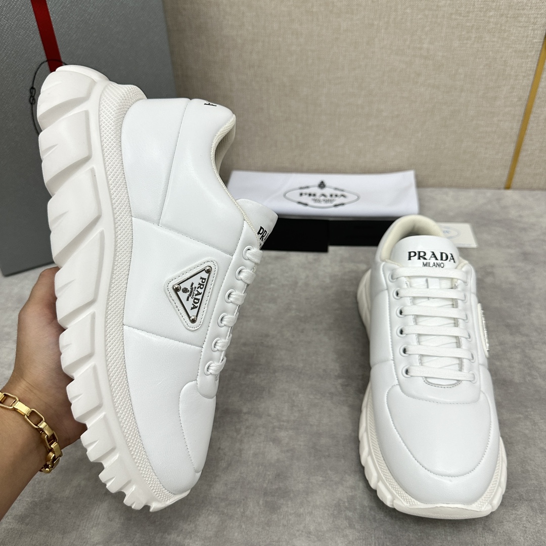💋💍P's new Prada Prada men's leather loafers 🍞 dad shoes style casual sneakers imported nappa calf leather laminated sponge leather uppers the current popular style design leather texture is soft and delicate details can be seen Lace-up design side of the classic triangular triangle triangle label ▶️ logo logo logo on the tongue and heel Simple and elegant Calfskin padded footbed Full calf leather lining Sporty fit Lightweight and thick sole with tire pattern rubber Comfort is perfect Available in many colors Comes in original box with dust bag!Standard counter size: 39-44# (38.45🉑 customized) P¥800