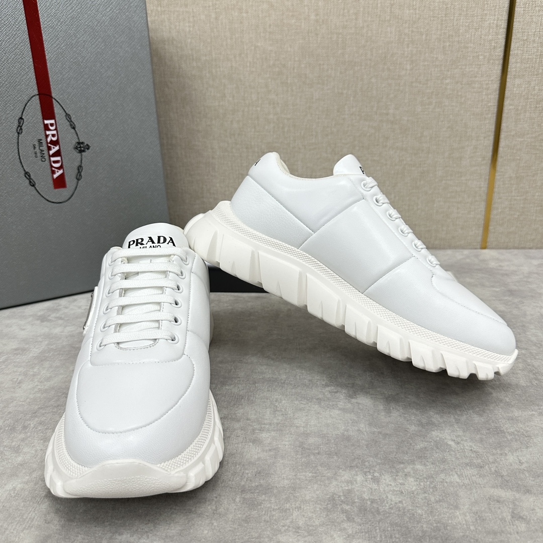 💋💍P's new Prada Prada men's leather loafers 🍞 dad shoes style casual sneakers imported nappa calf leather laminated sponge leather uppers the current popular style design leather texture is soft and delicate details can be seen Lace-up design side of the classic triangular triangle triangle label ▶️ logo logo logo on the tongue and heel Simple and elegant Calfskin padded footbed Full calf leather lining Sporty fit Lightweight and thick sole with tire pattern rubber Comfort is perfect Available in many colors Comes in original box with dust bag!Standard counter size: 39-44# (38.45🉑 customized) P¥800
