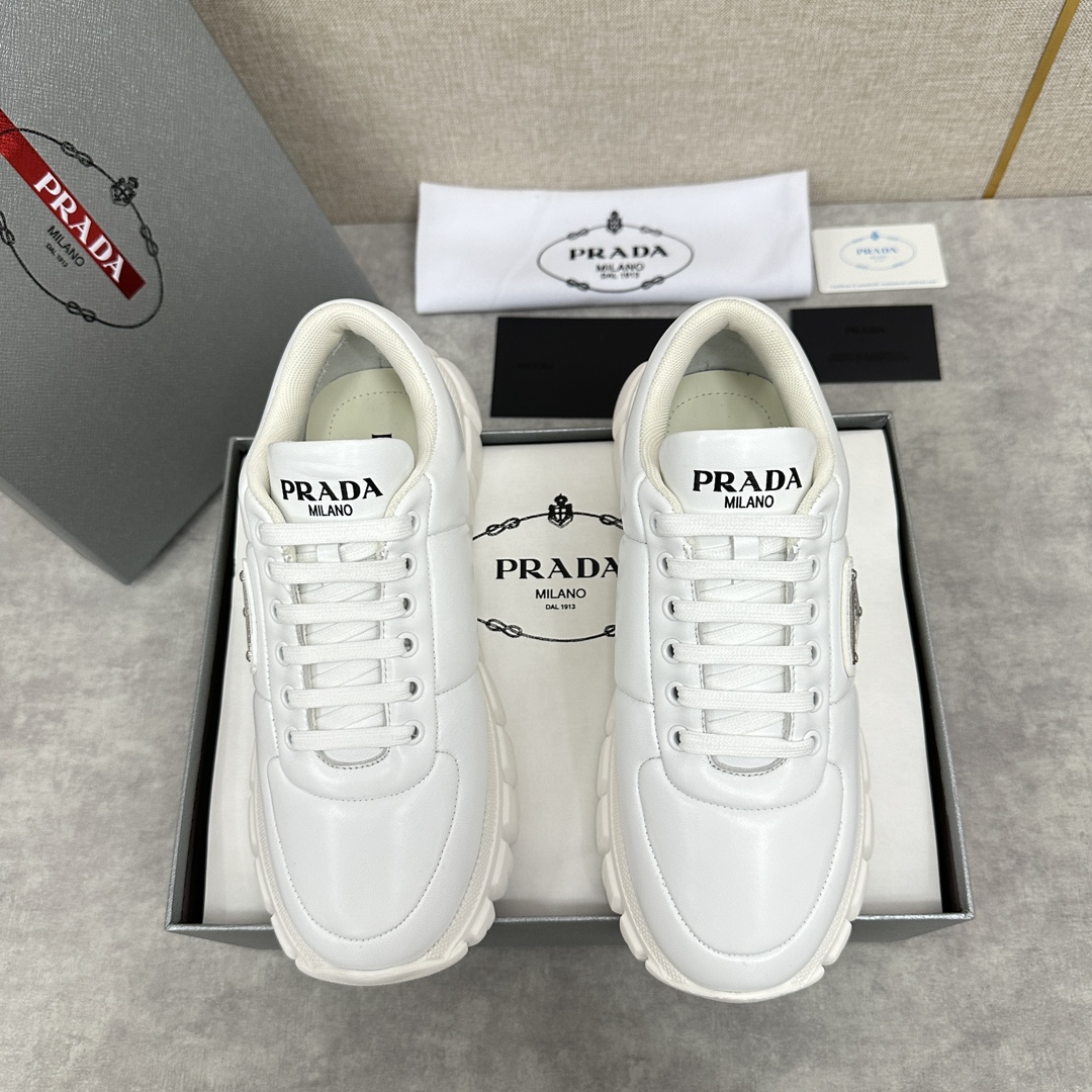 💋💍P's new Prada Prada men's leather loafers 🍞 dad shoes style casual sneakers imported nappa calf leather laminated sponge leather uppers the current popular style design leather texture is soft and delicate details can be seen Lace-up design side of the classic triangular triangle triangle label ▶️ logo logo logo on the tongue and heel Simple and elegant Calfskin padded footbed Full calf leather lining Sporty fit Lightweight and thick sole with tire pattern rubber Comfort is perfect Available in many colors Comes in original box with dust bag!Standard counter size: 39-44# (38.45🉑 customized) P¥800