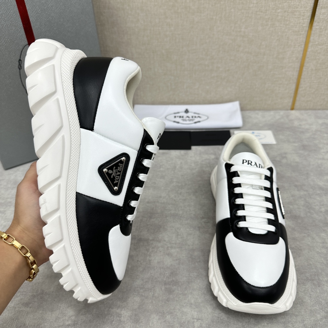 图片[4]-P家新品  Prada Prada普拉达 男士皮革面包鞋🍞老爹鞋款式休闲运动鞋   采用进口纳帕小牛皮夹层海绵皮革鞋面 现流行款式设计皮质质感柔软细腻  细节看得见  系带设计 侧面经典三角形 三角标▶️徽章 鞋舌及后跟饰有logo徽标 简单大气  小牛皮垫脚  内里全小牛 运动版型 搭配轮胎纹橡胶轻质厚底  舒适度简直完美   多色发售 配原盒包装防尘袋！！！


标准专柜码数：39～44#    （38.45🉑定做） P¥800-高仿包包