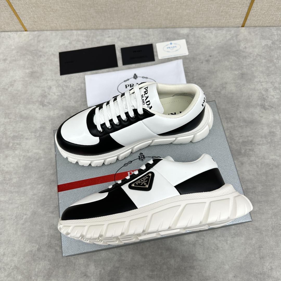 图片[3]-P家新品  Prada Prada普拉达 男士皮革面包鞋🍞老爹鞋款式休闲运动鞋   采用进口纳帕小牛皮夹层海绵皮革鞋面 现流行款式设计皮质质感柔软细腻  细节看得见  系带设计 侧面经典三角形 三角标▶️徽章 鞋舌及后跟饰有logo徽标 简单大气  小牛皮垫脚  内里全小牛 运动版型 搭配轮胎纹橡胶轻质厚底  舒适度简直完美   多色发售 配原盒包装防尘袋！！！


标准专柜码数：39～44#    （38.45🉑定做） P¥800-高仿包包