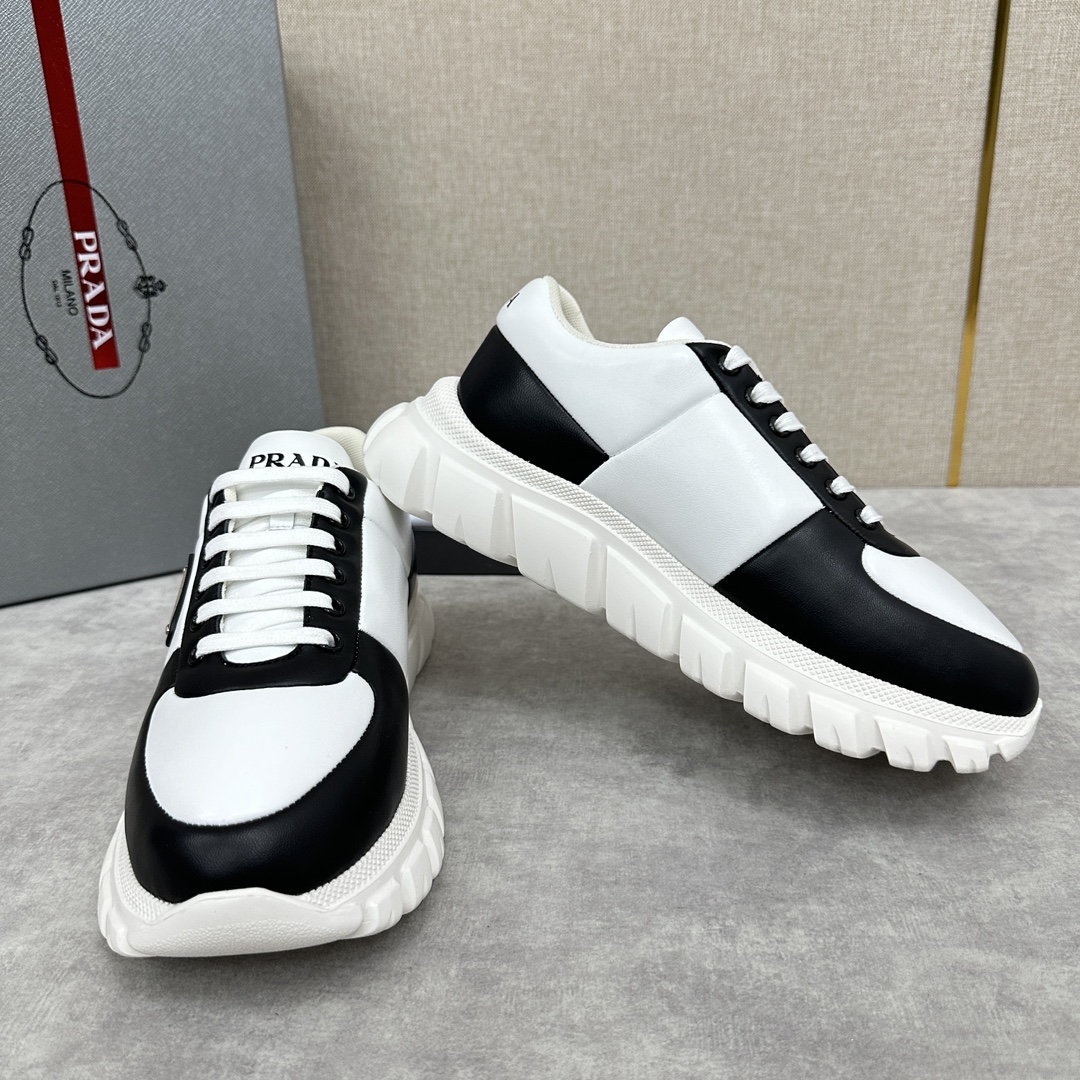 图片[7]-P家新品  Prada Prada普拉达 男士皮革面包鞋🍞老爹鞋款式休闲运动鞋   采用进口纳帕小牛皮夹层海绵皮革鞋面 现流行款式设计皮质质感柔软细腻  细节看得见  系带设计 侧面经典三角形 三角标▶️徽章 鞋舌及后跟饰有logo徽标 简单大气  小牛皮垫脚  内里全小牛 运动版型 搭配轮胎纹橡胶轻质厚底  舒适度简直完美   多色发售 配原盒包装防尘袋！！！


标准专柜码数：39～44#    （38.45🉑定做） P¥800-高仿包包