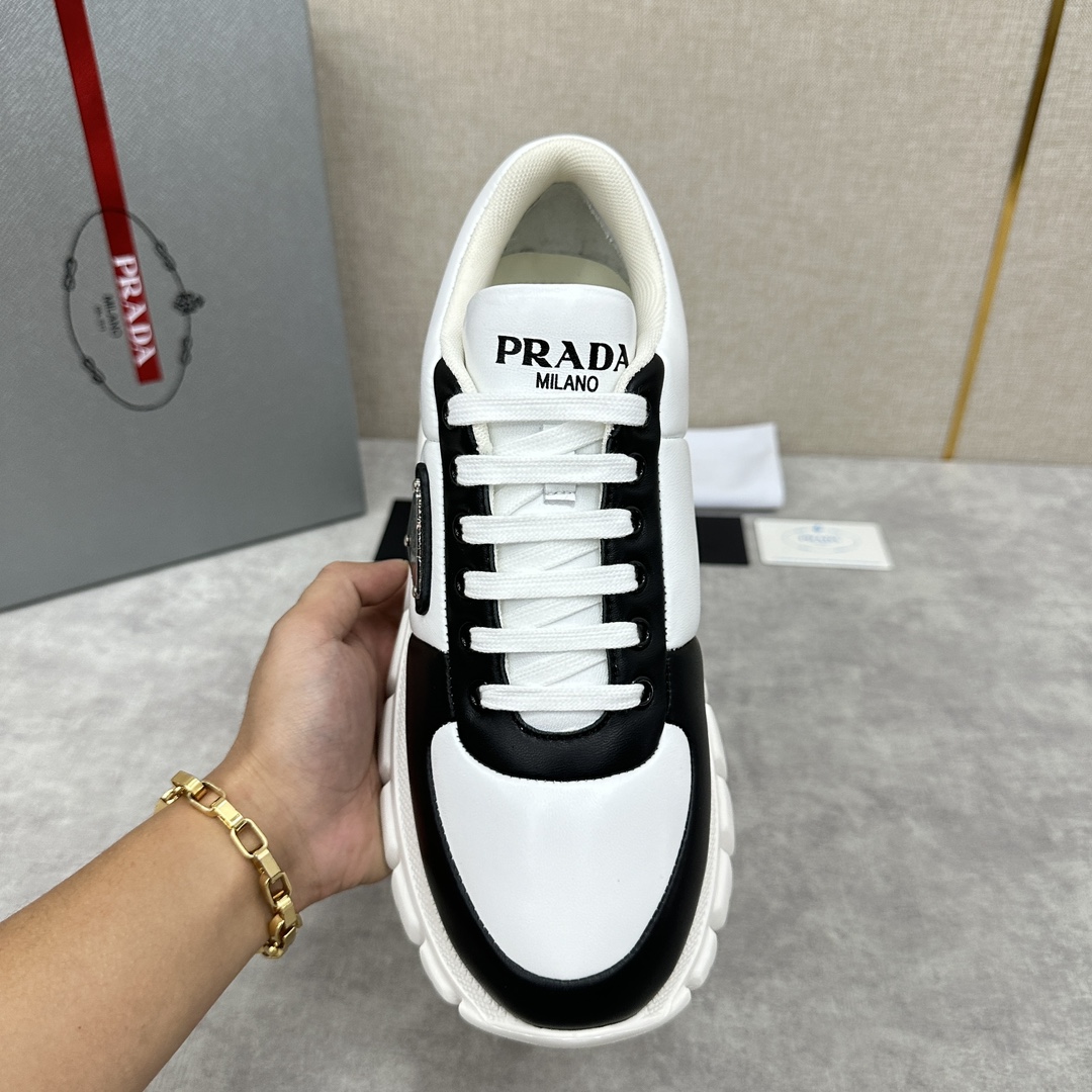 图片[5]-P家新品  Prada Prada普拉达 男士皮革面包鞋🍞老爹鞋款式休闲运动鞋   采用进口纳帕小牛皮夹层海绵皮革鞋面 现流行款式设计皮质质感柔软细腻  细节看得见  系带设计 侧面经典三角形 三角标▶️徽章 鞋舌及后跟饰有logo徽标 简单大气  小牛皮垫脚  内里全小牛 运动版型 搭配轮胎纹橡胶轻质厚底  舒适度简直完美   多色发售 配原盒包装防尘袋！！！


标准专柜码数：39～44#    （38.45🉑定做） P¥800-高仿包包
