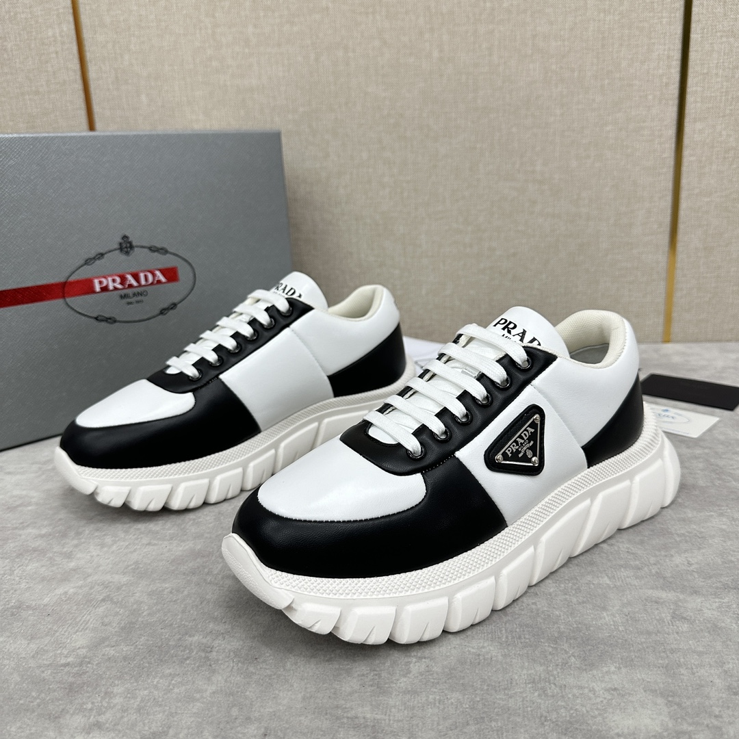 图片[6]-P家新品  Prada Prada普拉达 男士皮革面包鞋🍞老爹鞋款式休闲运动鞋   采用进口纳帕小牛皮夹层海绵皮革鞋面 现流行款式设计皮质质感柔软细腻  细节看得见  系带设计 侧面经典三角形 三角标▶️徽章 鞋舌及后跟饰有logo徽标 简单大气  小牛皮垫脚  内里全小牛 运动版型 搭配轮胎纹橡胶轻质厚底  舒适度简直完美   多色发售 配原盒包装防尘袋！！！


标准专柜码数：39～44#    （38.45🉑定做） P¥800-高仿包包