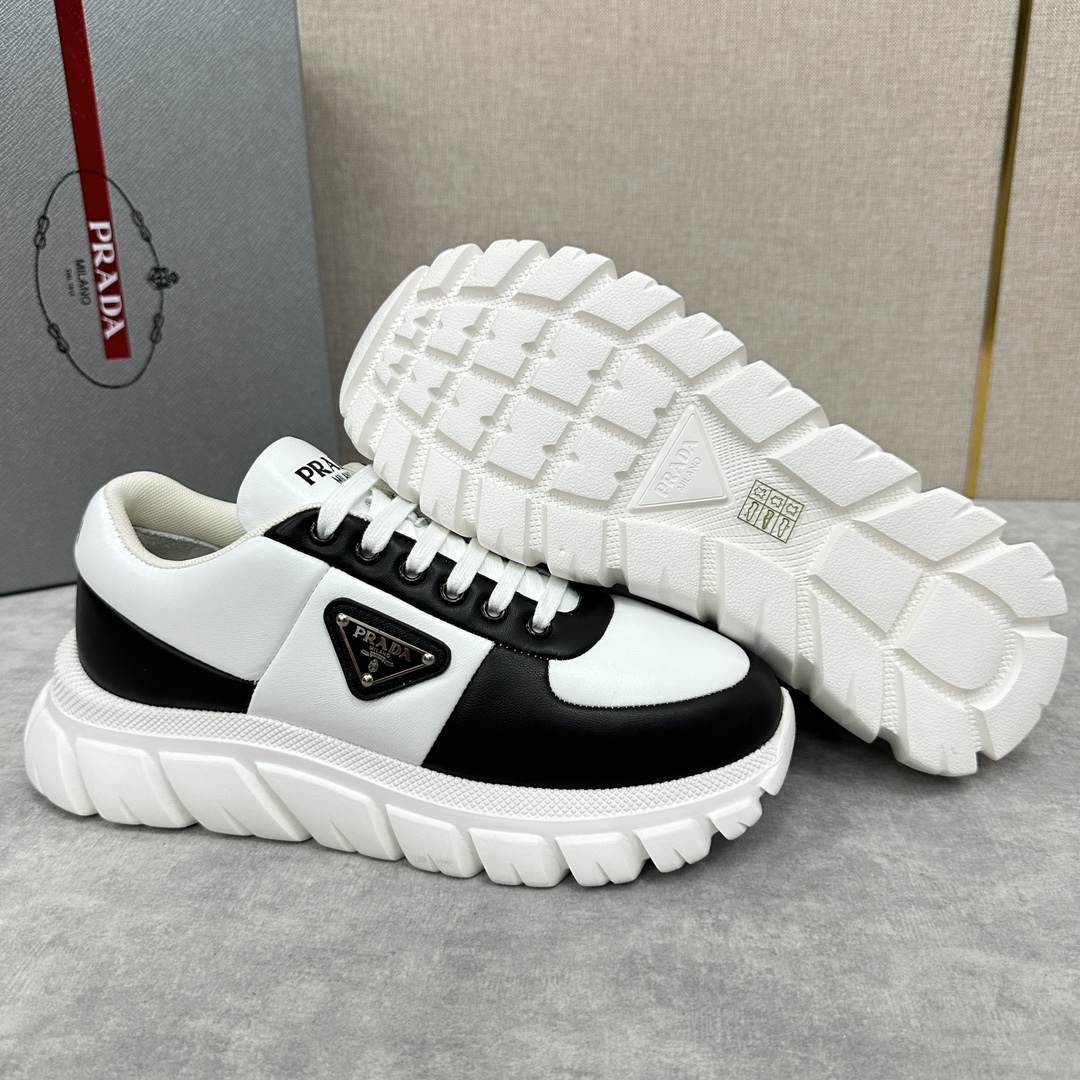 图片[8]-P家新品  Prada Prada普拉达 男士皮革面包鞋🍞老爹鞋款式休闲运动鞋   采用进口纳帕小牛皮夹层海绵皮革鞋面 现流行款式设计皮质质感柔软细腻  细节看得见  系带设计 侧面经典三角形 三角标▶️徽章 鞋舌及后跟饰有logo徽标 简单大气  小牛皮垫脚  内里全小牛 运动版型 搭配轮胎纹橡胶轻质厚底  舒适度简直完美   多色发售 配原盒包装防尘袋！！！


标准专柜码数：39～44#    （38.45🉑定做） P¥800-高仿包包