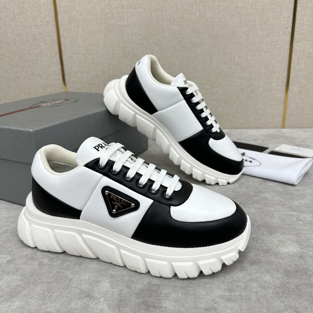 图片[2]-P家新品  Prada Prada普拉达 男士皮革面包鞋🍞老爹鞋款式休闲运动鞋   采用进口纳帕小牛皮夹层海绵皮革鞋面 现流行款式设计皮质质感柔软细腻  细节看得见  系带设计 侧面经典三角形 三角标▶️徽章 鞋舌及后跟饰有logo徽标 简单大气  小牛皮垫脚  内里全小牛 运动版型 搭配轮胎纹橡胶轻质厚底  舒适度简直完美   多色发售 配原盒包装防尘袋！！！


标准专柜码数：39～44#    （38.45🉑定做） P¥800-高仿包包