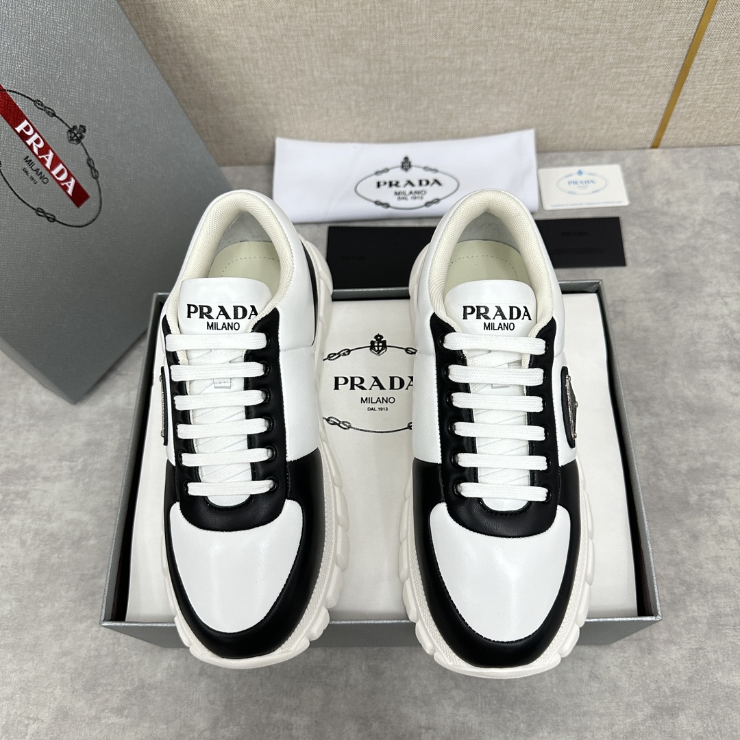 P家新品  Prada Prada普拉达 男士皮革面包鞋🍞老爹鞋款式休闲运动鞋   采用进口纳帕小牛皮夹层海绵皮革鞋面 现流行款式设计皮质质感柔软细腻  细节看得见  系带设计 侧面经典三角形 三角标▶️徽章 鞋舌及后跟饰有logo徽标 简单大气  小牛皮垫脚  内里全小牛 运动版型 搭配轮胎纹橡胶轻质厚底  舒适度简直完美   多色发售 配原盒包装防尘袋！！！


标准专柜码数：39～44#    （38.45🉑定做） P¥800-高仿包包