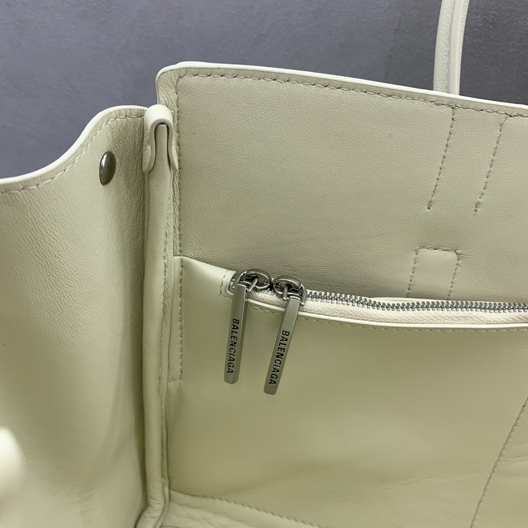 Image [8]-Small White Silver Buckle Balenciag Bel Air Show Bag Fall/Winter Online!!!! No matter what, the small Balenciag Bel Air is so glamorous! Simple and fashionable its design is exquisite and generous front flap design more layered sense of detail show quality whether it is daily out on the street or important occasions it can make you become the focus of the back of it # you are the new darling of the fashion world Model No.: 789891480 Size: 30-10-24cm,-High quality replica handbags