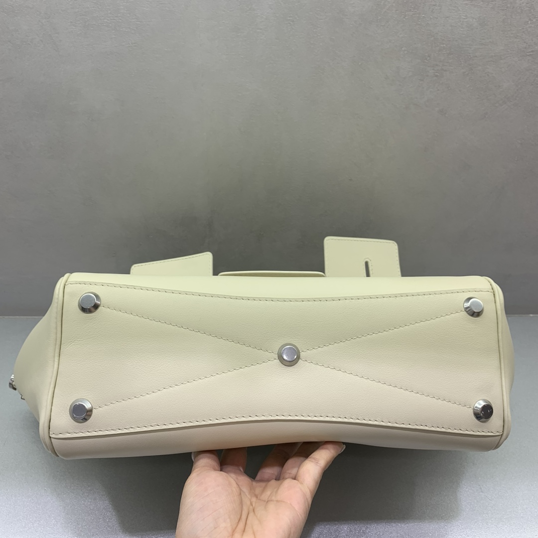 Image [5]-Small White Silver Buckle Balenciag Bel Air Show Handbag Fall/Winter Online!!!! No matter what, the small Balenciag Bel Air is so glamorous! Simple and fashionable its design is exquisite and generous front flap design more layered sense of detail show quality whether it is daily out on the street or important occasions it can make you become the focus of the back of it # you are the new darling of the fashion world Model No.: 789891480 Size: 30-10-24cm,-High quality replica handbags