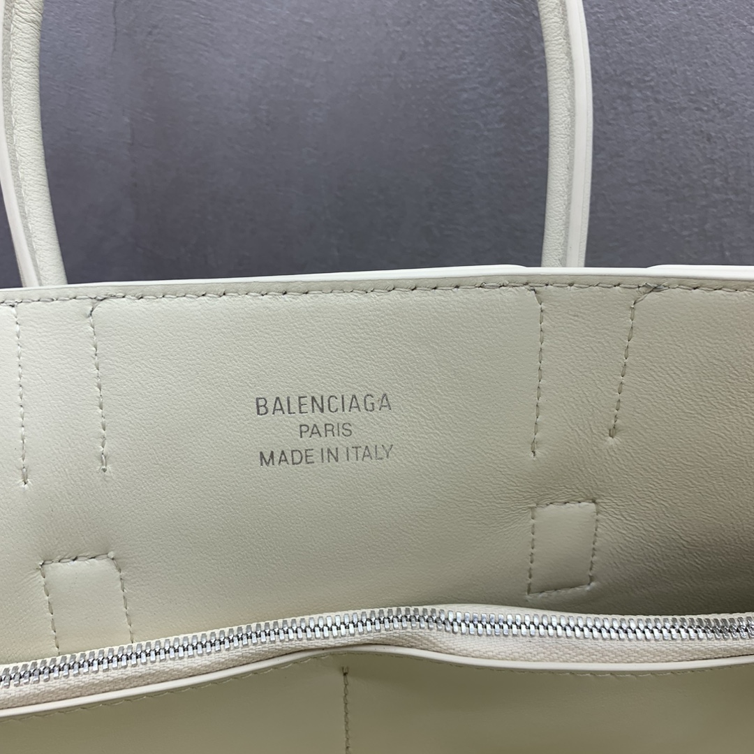 Picture [7]-Small White Silver Buckle Balenciag Bel Air Show Bag Fall/Winter Online!!!! No matter what, the small Balenciag Bel Air is so glamorous! Simple and fashionable its design is exquisite and generous front flap design more layered sense of detail show quality whether it is a daily outing or important occasions it can make you become the focus of the back of it # you are the new darling of the fashion world Model No.: 789891480 Size: 30-10-24cm,-High quality replica handbags