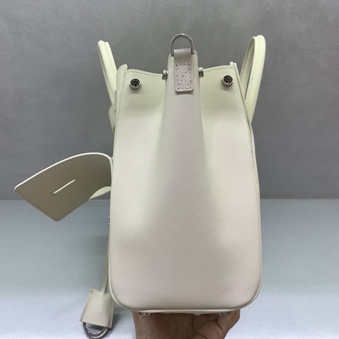 Picture [4]-Small White Silver Buckle Balenciag Bel Air Show Bag Fall/Winter Online!!!! No matter what, the small Balenciag Bel Air is so glamorous! Simple and fashionable its design is exquisite and generous front flap design more layered sense of detail show quality whether it is daily out on the street or important occasions it can make you become the focus of the back of it # you are the new darling of the fashion world Model No.: 789891480 Size: 30-10-24cm,-High quality replica handbags