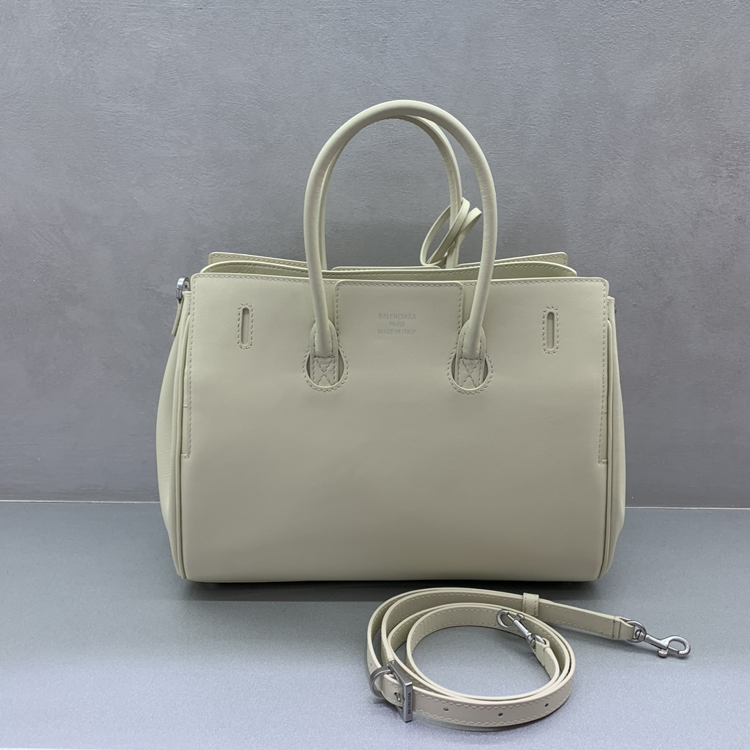 Image [2]-Small White Silver Buckle Balenciag Bel Air Show Bag Fall/Winter Online!!!! No matter what, the small Balenciag Bel Air is so glamorous! Simple and fashionable its design is exquisite and generous front flap design more layered sense of detail show quality whether it is a daily outing or important occasions it can make you become the focus of the back of it # you are the new darling of the fashion world Model No.: 789891480 Size: 30-10-24cm,-High quality replica handbags