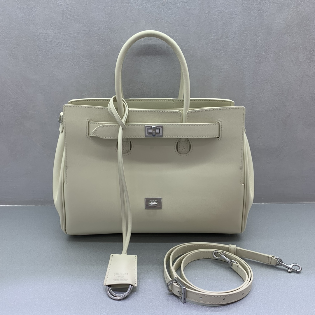 Small White Silver Buckle Balenciag Bel Air Show Handbag Fall/Winter Online!!!! No matter what, the small Balenciag Bel Air is so glamorous! Simple and stylish its design is exquisite and generous front flap design has a sense of hierarchy details show quality Whether it is a daily outing or important occasions it can make you become the focus of the back of it # you are the new darling of the fashion world Model No.: 789891480 Size: 30-10-24cm,-high quality replica handbags