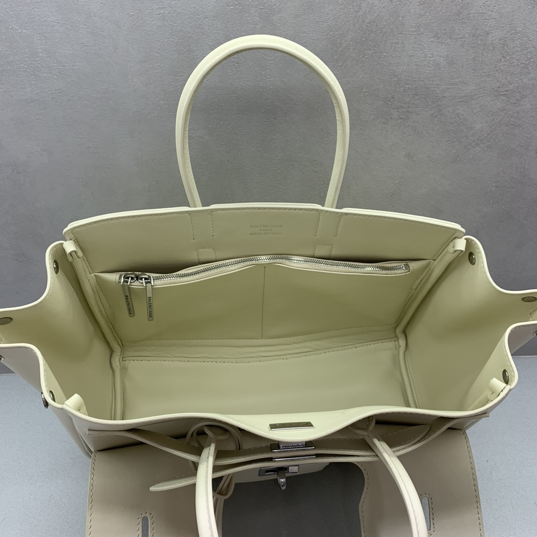 Image [6]-Small White Silver Buckle Balenciag Bel Air Show Bag Fall/Winter Online!!!! No matter what, the small Balenciag Bel Air is so glamorous! Simple and fashionable its design is exquisite and generous front flap design more layered sense of detail show quality whether it is a daily outing or important occasions it can make you become the focus of the back of it # you are the new darling of the fashion world Model No.: 789891480 Size: 30-10-24cm,-High quality replica handbags