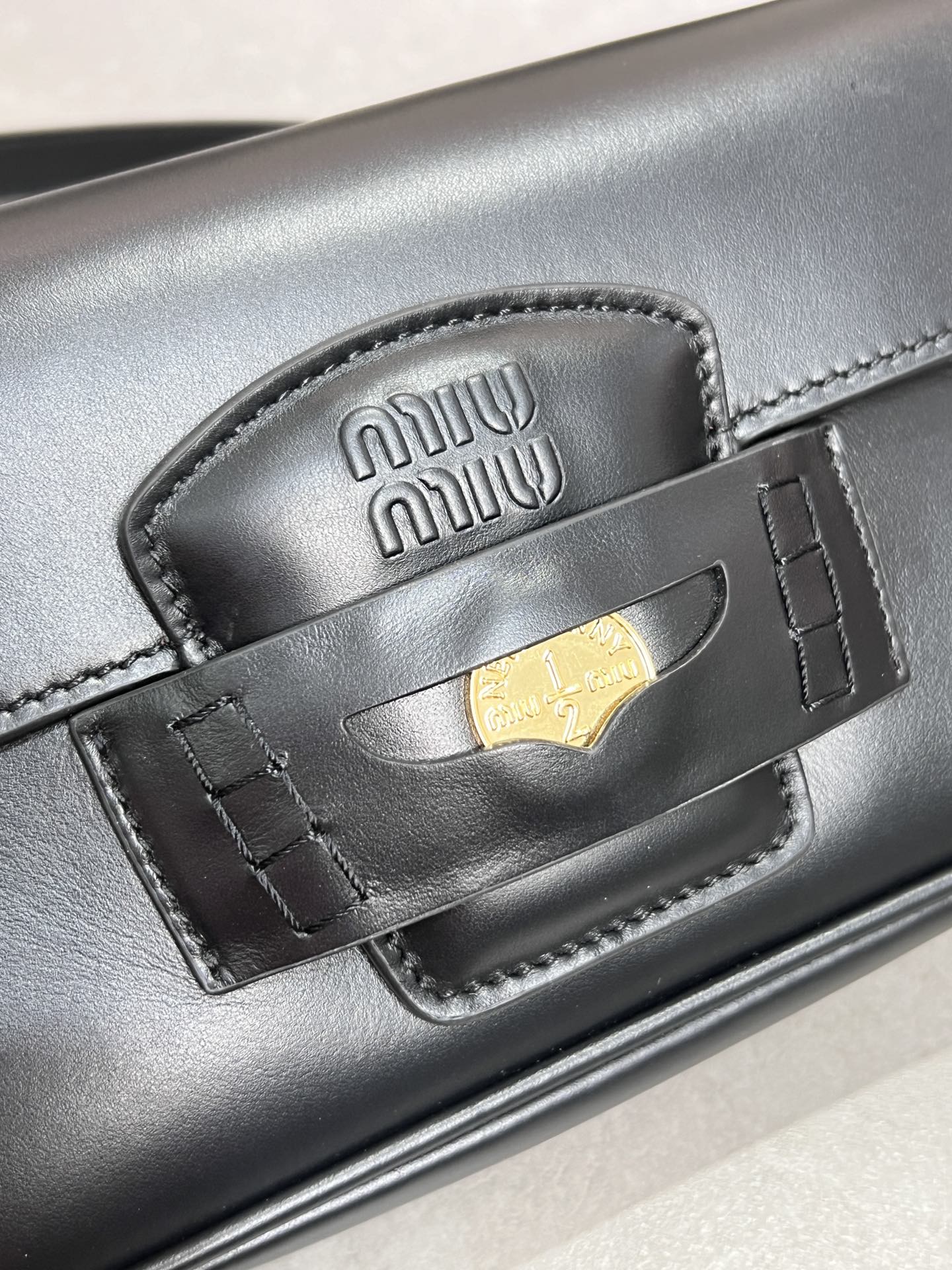 P1680 Miu fall and winter handbag series Penny gold coin bag Miu is really too good at blending the concept of gold coin shoes into the bag ➕ baguette bag shape design strong sense of modeling T-shaped flap design calfskin leather customized feel soft Main three colors, of course, the main color is not without the Mirador color cognac A variety of wearable back in accordance with the different occasions and styles!Size 24+5+15Original packagingModel No. 270
