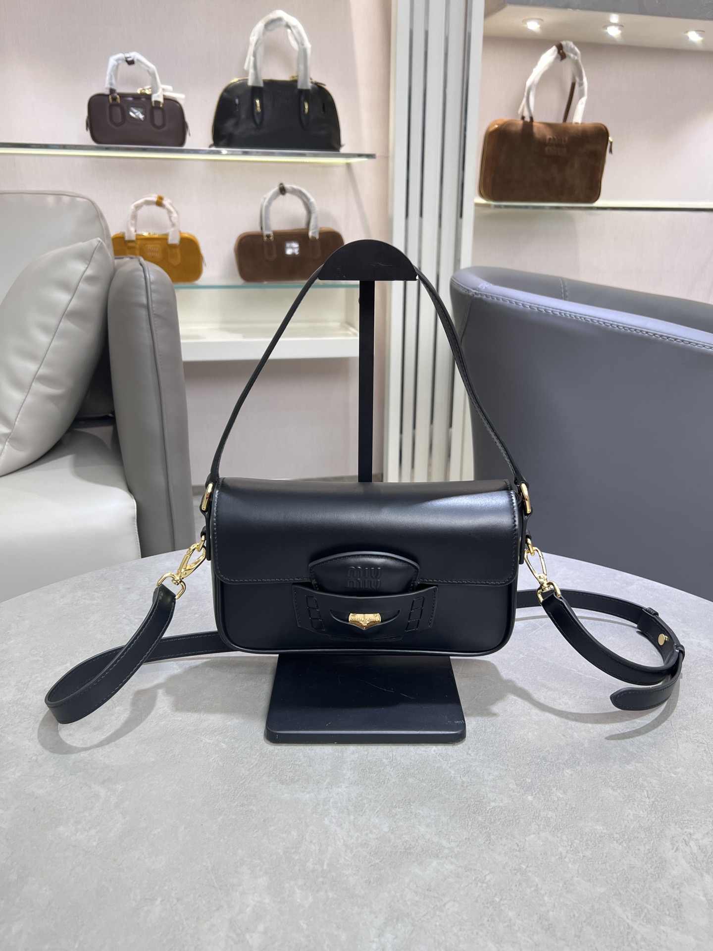 P1680 Miu fall and winter handbag series Penny gold coin bag Miu is really too good at blending the concept of gold coin shoes into the bag ➕ baguette bag shape design strong sense of modeling T-shaped flap design calfskin leather customized feel soft Main three colors, of course, the main color is not without the Mirador color cognac A variety of wearable back in accordance with the different occasions and styles!Size 24+5+15Original packagingModel No. 270