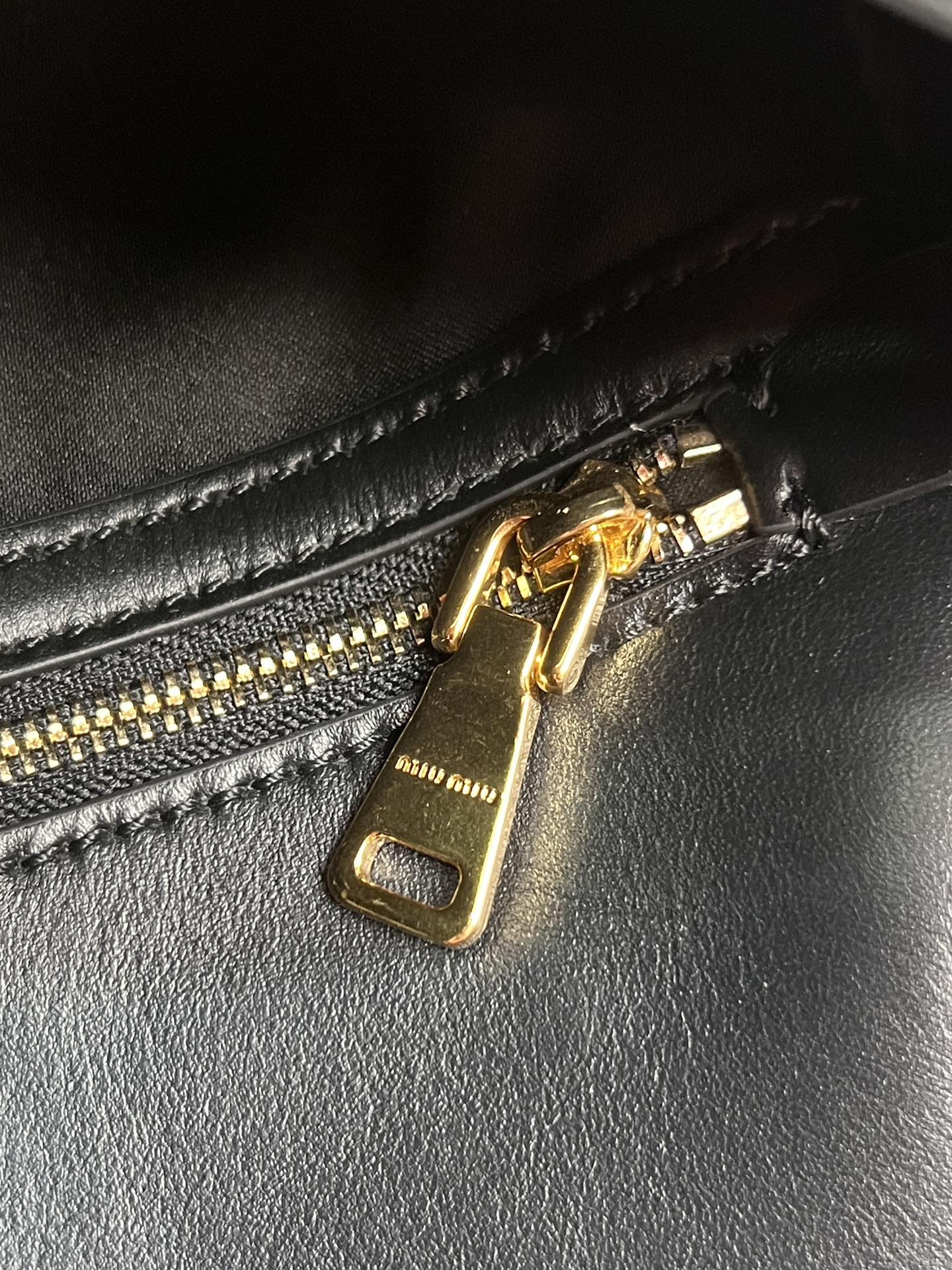 P1680 Miu fall and winter handbag series Penny gold coin bag Miu is really too good at blending the concept of gold coin shoes into the bag ➕ baguette bag shape design strong sense of modeling T-shaped flap design calfskin leather customized feel soft Main three colors, of course, the main color is not without the Mirador color cognac A variety of wearable back in accordance with the different occasions and styles!Size 24+5+15Original packagingModel No. 270