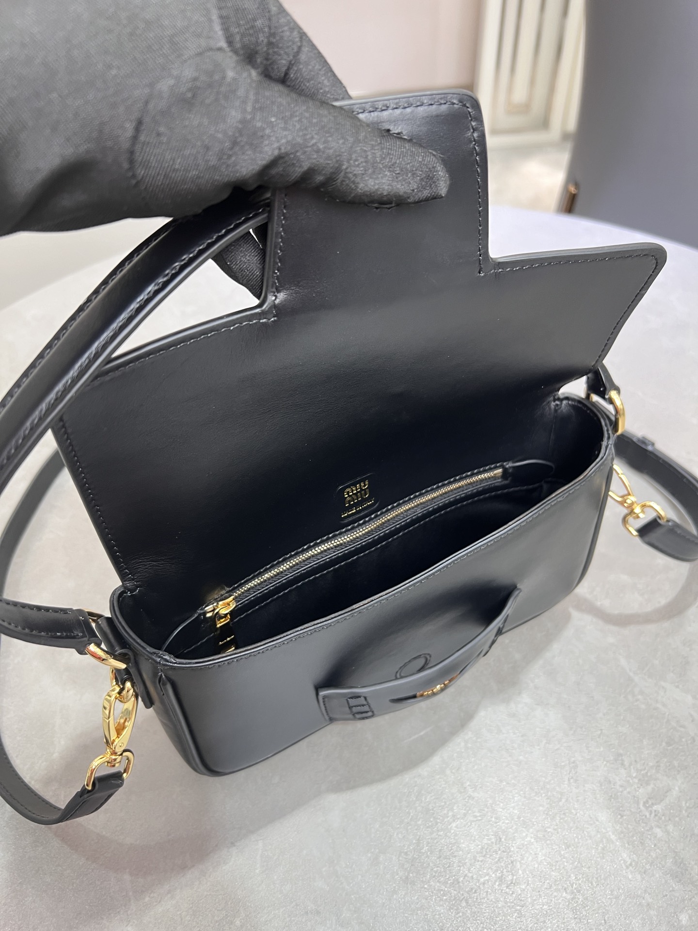 P1680 Miu fall and winter handbag series Penny gold coin bag Miu is really too good at blending the concept of gold coin shoes into the bag ➕ baguette bag shape design strong sense of modeling T-shaped flap design calfskin leather customized feel soft Main three colors, of course, the main color is not without the Mirador color cognac A variety of wearable back in accordance with the different occasions and styles!Size 24+5+15Original packagingModel No. 270