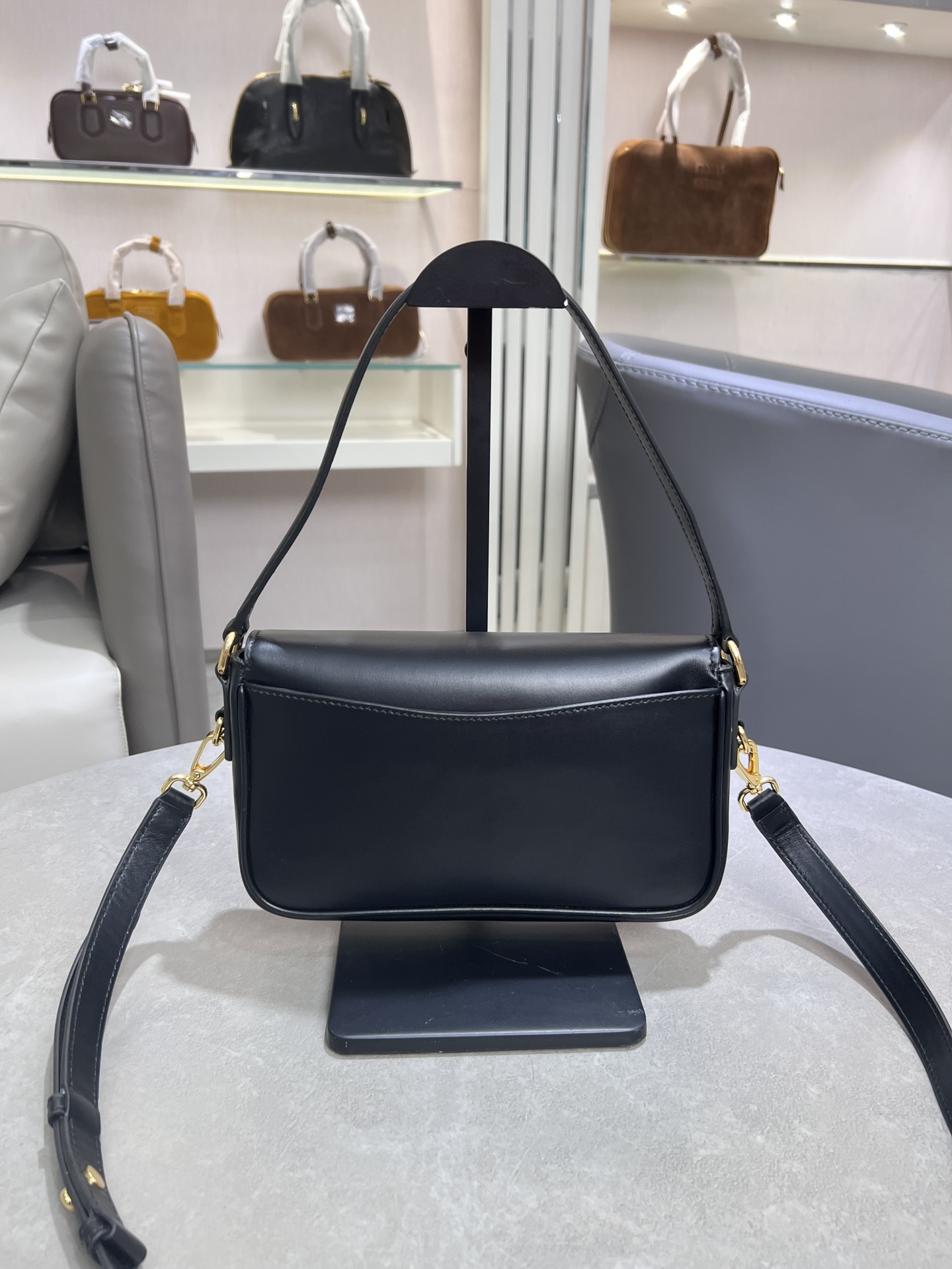 P1680 Miu fall and winter handbag series Penny gold coin bag Miu is really too good at blending the concept of gold coin shoes into the bag ➕ baguette bag shape design strong sense of modeling T-shaped flap design calfskin leather customized feel soft Main three colors, of course, the main color is not without the Mirador color cognac A variety of wearable back in accordance with the different occasions and styles!Size 24+5+15Original packagingModel No. 270