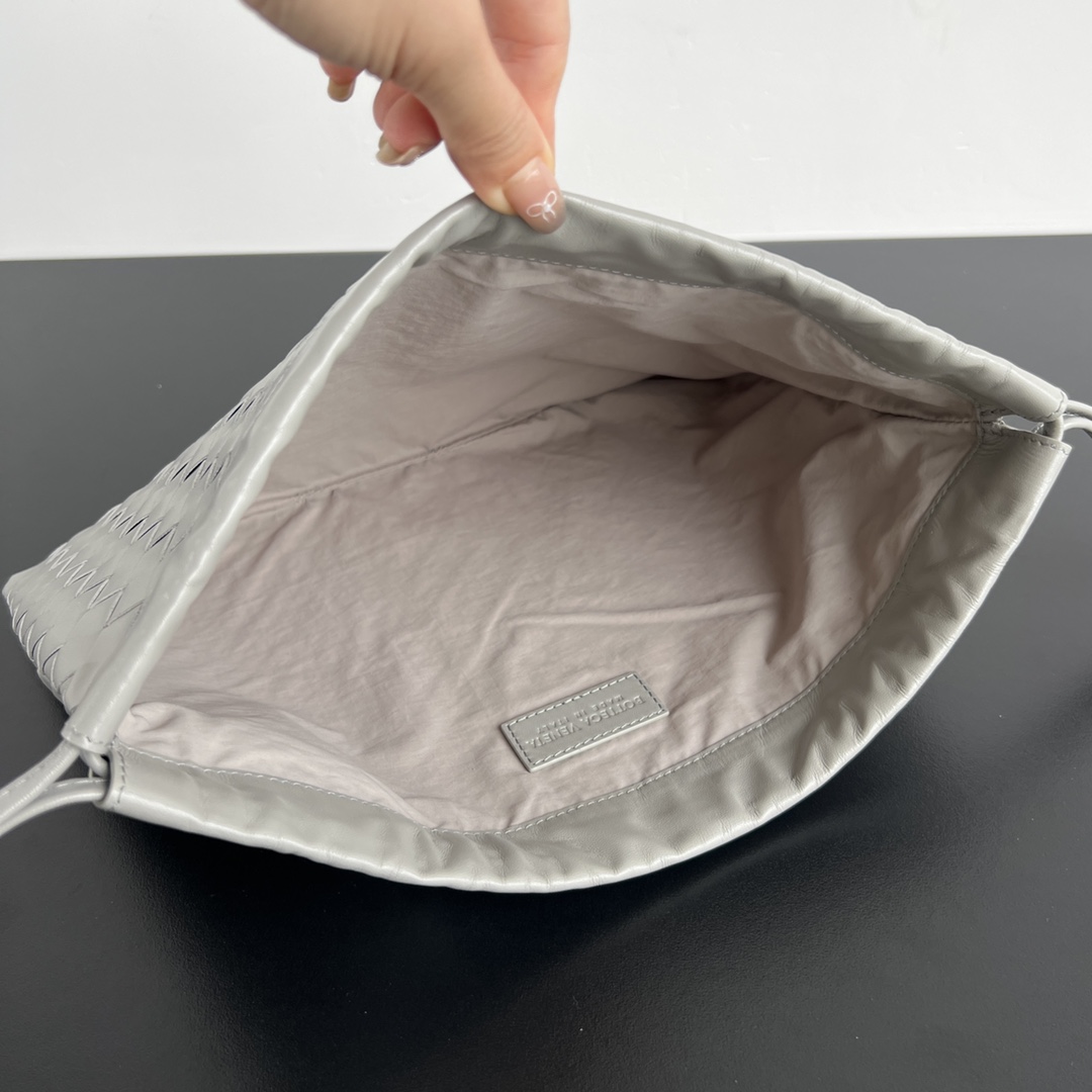 图片[5]-Bv   抽绳Dustbag“垃圾袋” 🎈796728  垃圾袋真的好搭！慵懒自在的随意感💥以经典编织设计塑造时尚界的不败单品 束口的抽绳设计自然开口褶皱感和柔嫩牛皮光滑细腻 处处透露着这只包的慵懒精致感～🤏不仅自重轻容量也很足哦 想要一个松弛感十足的包包 就入手这个能让你快乐的垃圾袋叭✨
尺寸：32×23 p1900-高仿包包