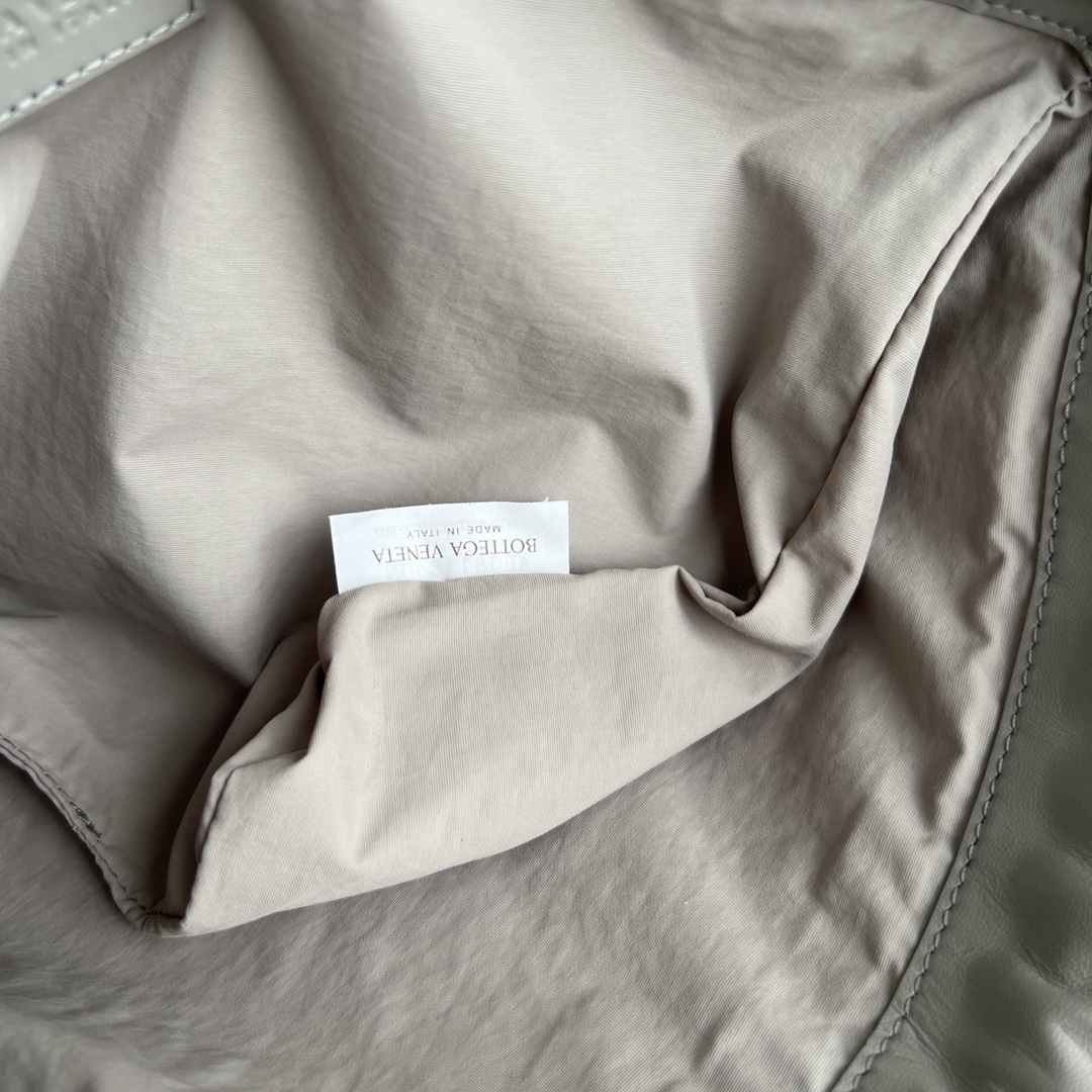 图片[9]-Bv   抽绳Dustbag“垃圾袋” 🎈796728  垃圾袋真的好搭！慵懒自在的随意感💥以经典编织设计塑造时尚界的不败单品 束口的抽绳设计自然开口褶皱感和柔嫩牛皮光滑细腻 处处透露着这只包的慵懒精致感～🤏不仅自重轻容量也很足哦 想要一个松弛感十足的包包 就入手这个能让你快乐的垃圾袋叭✨
尺寸：32×23 p1900-高仿包包