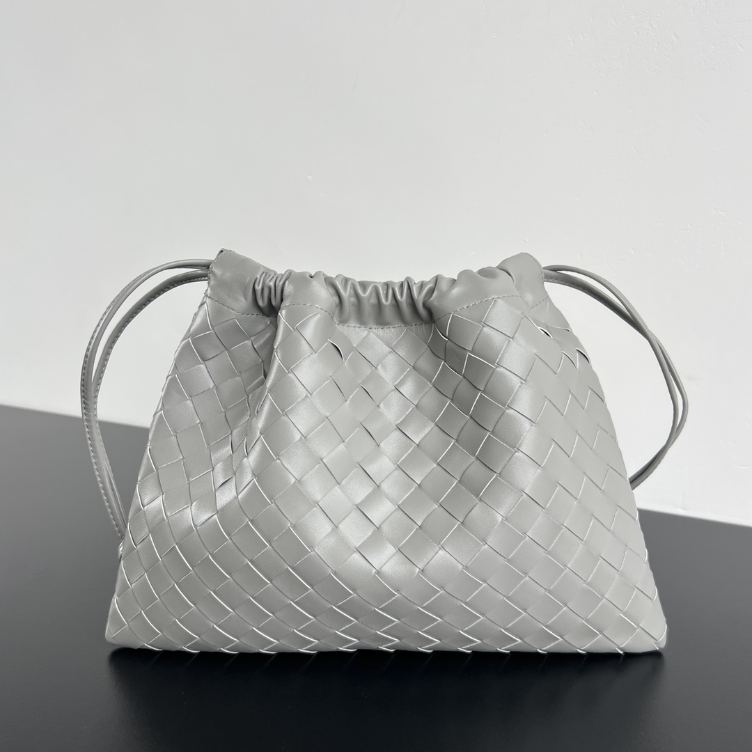 Bv   抽绳Dustbag“垃圾袋” 🎈796728  垃圾袋真的好搭！慵懒自在的随意感💥以经典编织设计塑造时尚界的不败单品 束口的抽绳设计自然开口褶皱感和柔嫩牛皮光滑细腻 处处透露着这只包的慵懒精致感～🤏不仅自重轻容量也很足哦 想要一个松弛感十足的包包 就入手这个能让你快乐的垃圾袋叭✨
尺寸：32×23 p1900-高仿包包