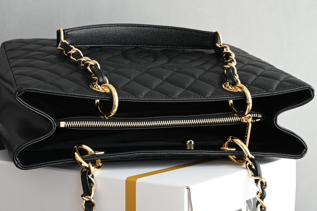 图片[5]-Chanel 金链条Grand Shopping Tote 
（简称GST）诞生于2010年 以超大容量的设计风格吸引眼球性价比也很高！被许多CHANEL爱好者称之Chanel包袋入门款式的首选

皮料：法国Haas原厂耐造鱼子酱牛皮
五金：精钢雕刻厚镀金
尺寸：34*24*12cm-高仿包包