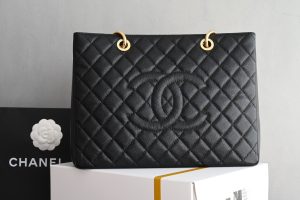 Chanel 金链条Grand Shopping Tote 
（简称GST）诞生于2010年 以超大容量的设计风格吸引眼球性价比也很高！被许多CHANEL爱好者称之Chanel包袋入门款式的首选

皮料：法国Haas原厂耐造鱼子酱牛皮
五金：精钢雕刻厚镀金
尺寸：34*24*12cm-高仿包包