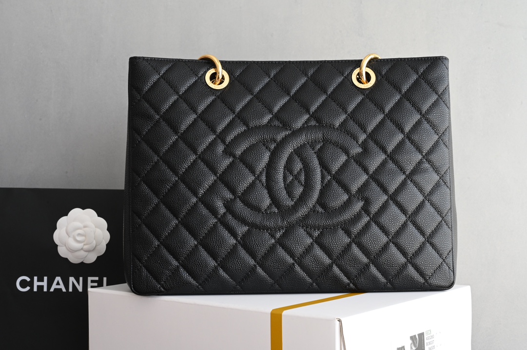 Chanel 金链条Grand Shopping Tote 
（简称GST）诞生于2010年 以超大容量的设计风格吸引眼球性价比也很高！被许多CHANEL爱好者称之Chanel包袋入门款式的首选

皮料：法国Haas原厂耐造鱼子酱牛皮
五金：精钢雕刻厚镀金
尺寸：34*24*12cm-高仿包包