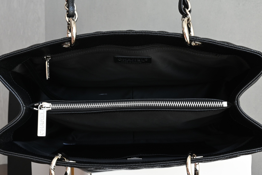 图片[9]-Chanel 银链条Grand Shopping Tote 
（简称GST）诞生于2010年 以超大容量的设计风格吸引眼球性价比也很高！被许多CHANEL爱好者称之Chanel包袋入门款式的首选

皮料：法国Haas原厂耐造鱼子酱牛皮
五金：精钢雕刻白叻
尺寸：34*24*12cm-高仿包包