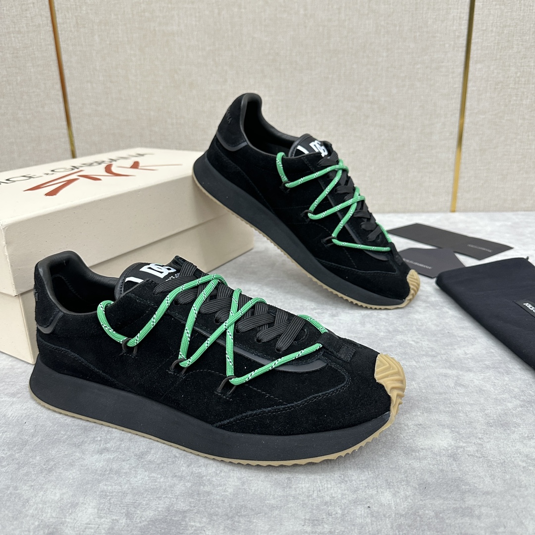 D&G Cushion Patchwork String Casual Sneaker This sneaker is handmade with geometric stringing in a variety of materials and color blocking, an innovative look at the future The new Cushion sneaker features a cowhide patchwork suede upper with the DG logo on the tongue Contrasting cowhide patchwork color blocking embellishments echoing the overall color palette Logo Tongue Original logo Cowhide Latex padded footbed Comfortable, skin-friendly, and lightweight, The grippy rubber outsole is innovatively designed for performance, while the jacquard label adds a timeless touch!  Available in multiple colors!Standard counter size: 39-44# (38.45.46🉑 customized) P¥960