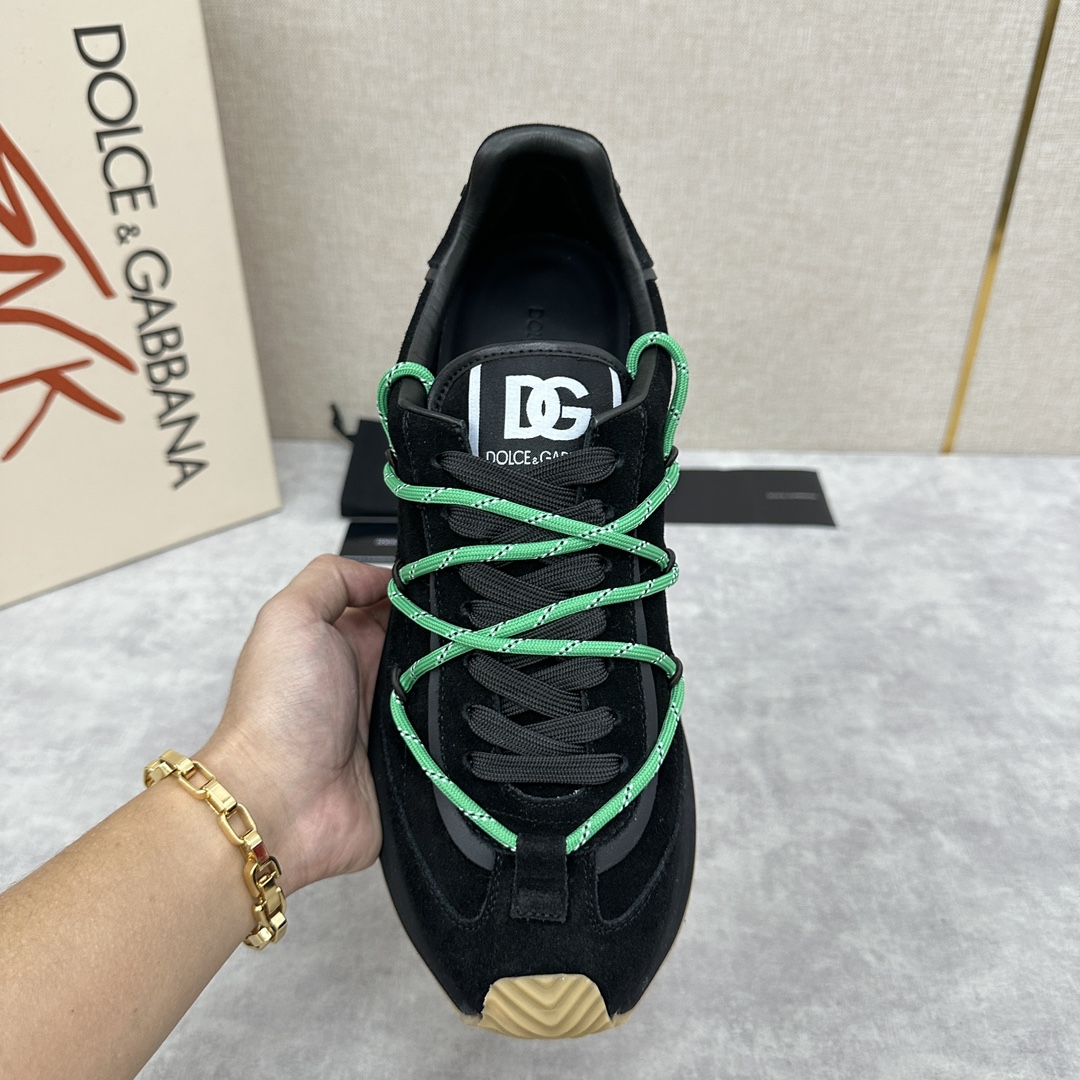 D&G Cushion Patchwork String Casual Sneaker This sneaker is handmade with geometric stringing in a variety of materials and color blocking, an innovative look at the future The new Cushion sneaker features a cowhide patchwork suede upper with the DG logo on the tongue Contrasting cowhide patchwork color blocking embellishments echoing the overall color palette Logo Tongue Original logo Cowhide Latex padded footbed Comfortable, skin-friendly, and lightweight, The grippy rubber outsole is innovatively designed for performance, while the jacquard label adds a timeless touch!  Available in multiple colors!Standard counter size: 39-44# (38.45.46🉑 customized) P¥960