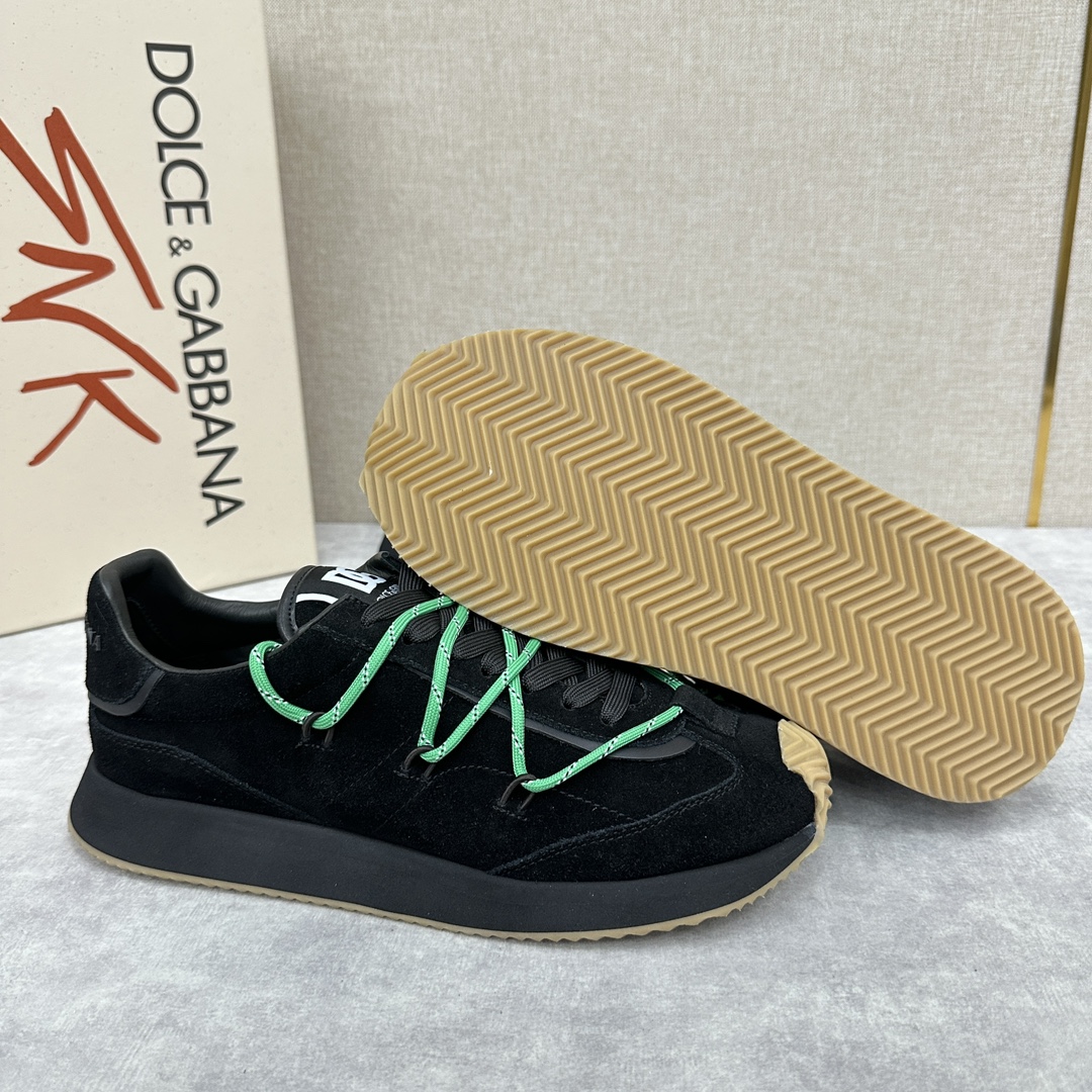 D&G Cushion Patchwork String Casual Sneaker This sneaker is handmade with geometric stringing in a variety of materials and color blocking, an innovative look at the future The new Cushion sneaker features a cowhide patchwork suede upper with the DG logo on the tongue Contrasting cowhide patchwork color blocking embellishments echoing the overall color palette Logo Tongue Original logo Cowhide Latex padded footbed Comfortable, skin-friendly, and lightweight, The grippy rubber outsole is innovatively designed for performance, while the jacquard label adds a timeless touch!  Available in multiple colors!Standard counter size: 39-44# (38.45.46🉑 customized) P¥960